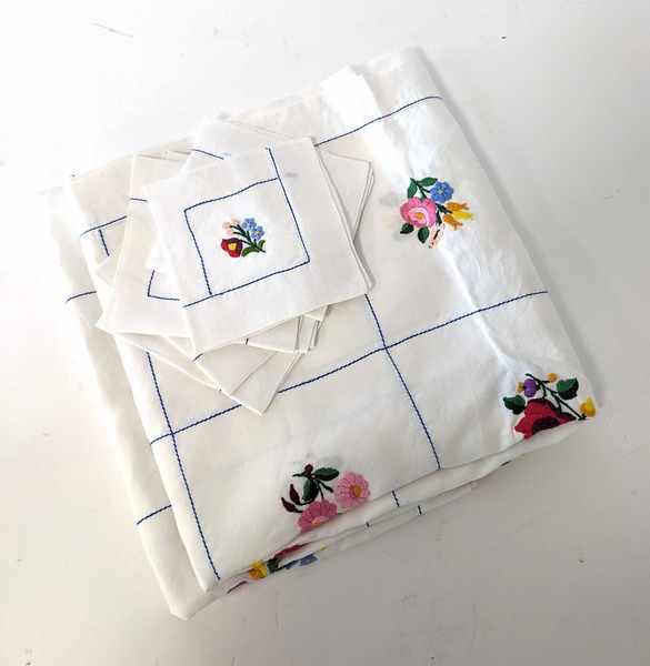 PETITE NAPPE A THÉ carrée (135 x 135 cm)...