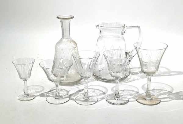 SERVICE DE VERRES en cristal gravé de palmettes...