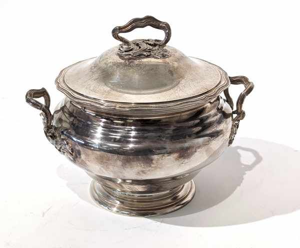 SOUPIERE ronde en argent (950), de forme...