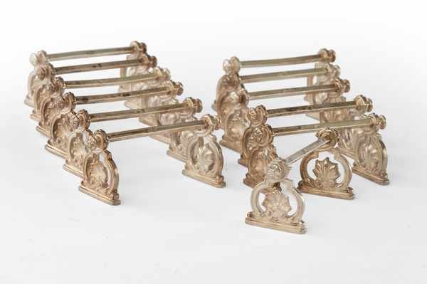 DOUZE PORTE-COUTEAUX en argent (950), à pieds...