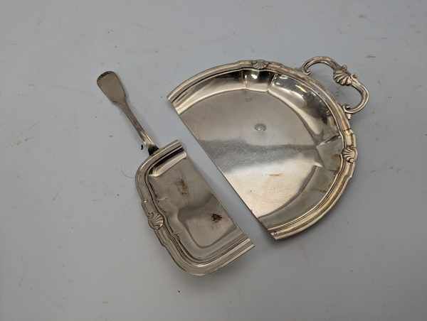 NÉCESSAIRE A MIETTES en argent (950), à filets...