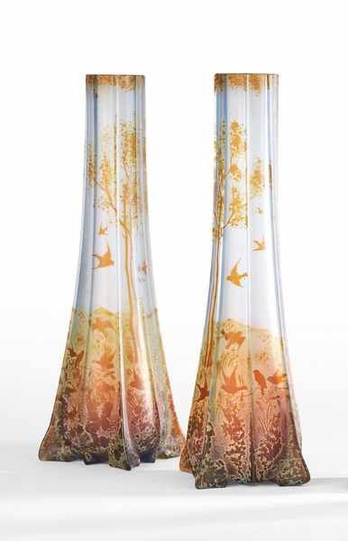 PAIRE DE VASES à haut col et cannelures pincées,...