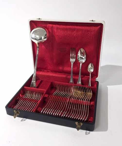 MÉNAGÈRE en métal argenté, modèle uni-plat...