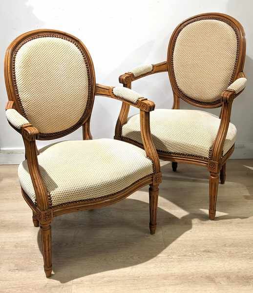 PAIRE DE FAUTEUILS en bois naturel, à dossier...