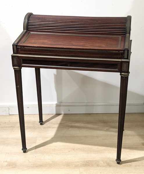 PETIT BUREAU en acajou et placage d'acajou,...