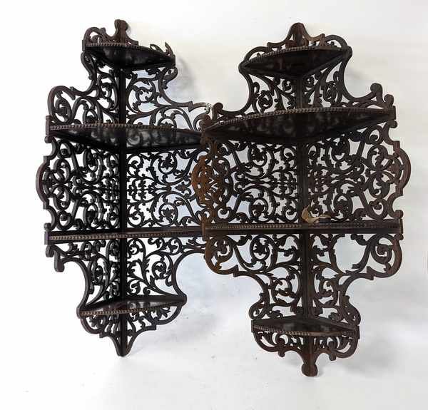 PAIRE D'ENCOIGNURES D'APPLIQUES en bois naturel...