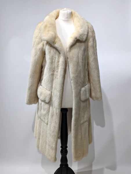 MANTEAU 3/4 en vison blanc, large col, trois...