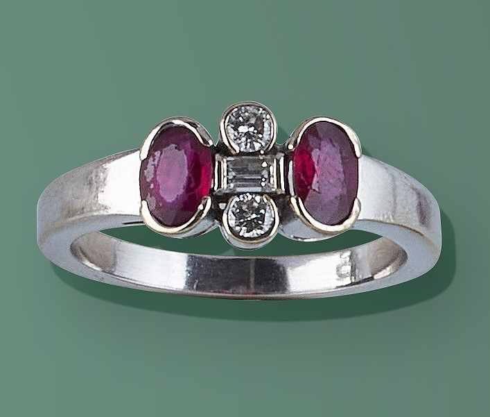 BAGUE en or gris (750) ornée de deux rubis...