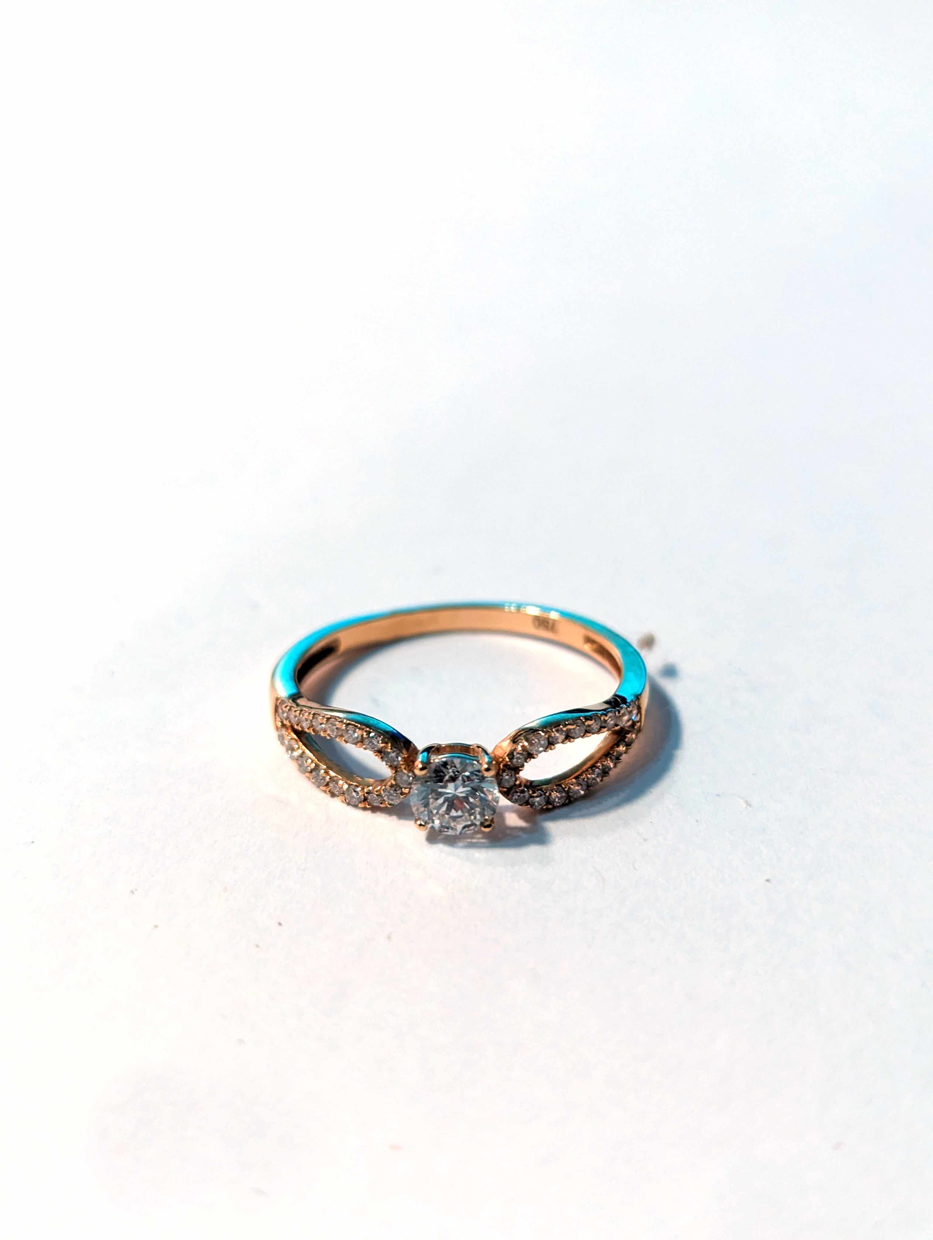 BAGUE en or jaune (750) ornée d'un diamant...