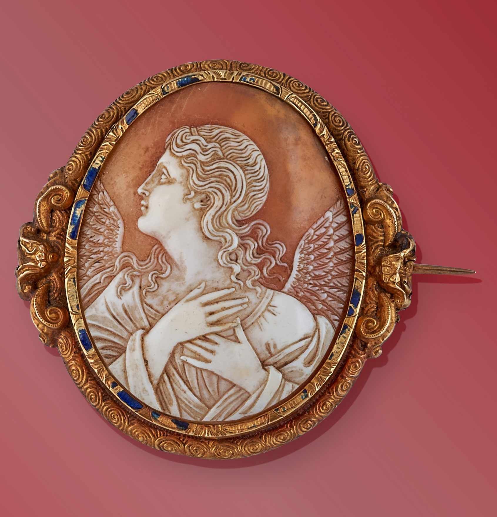 BROCHE formée d'un camée sur coquillage à...