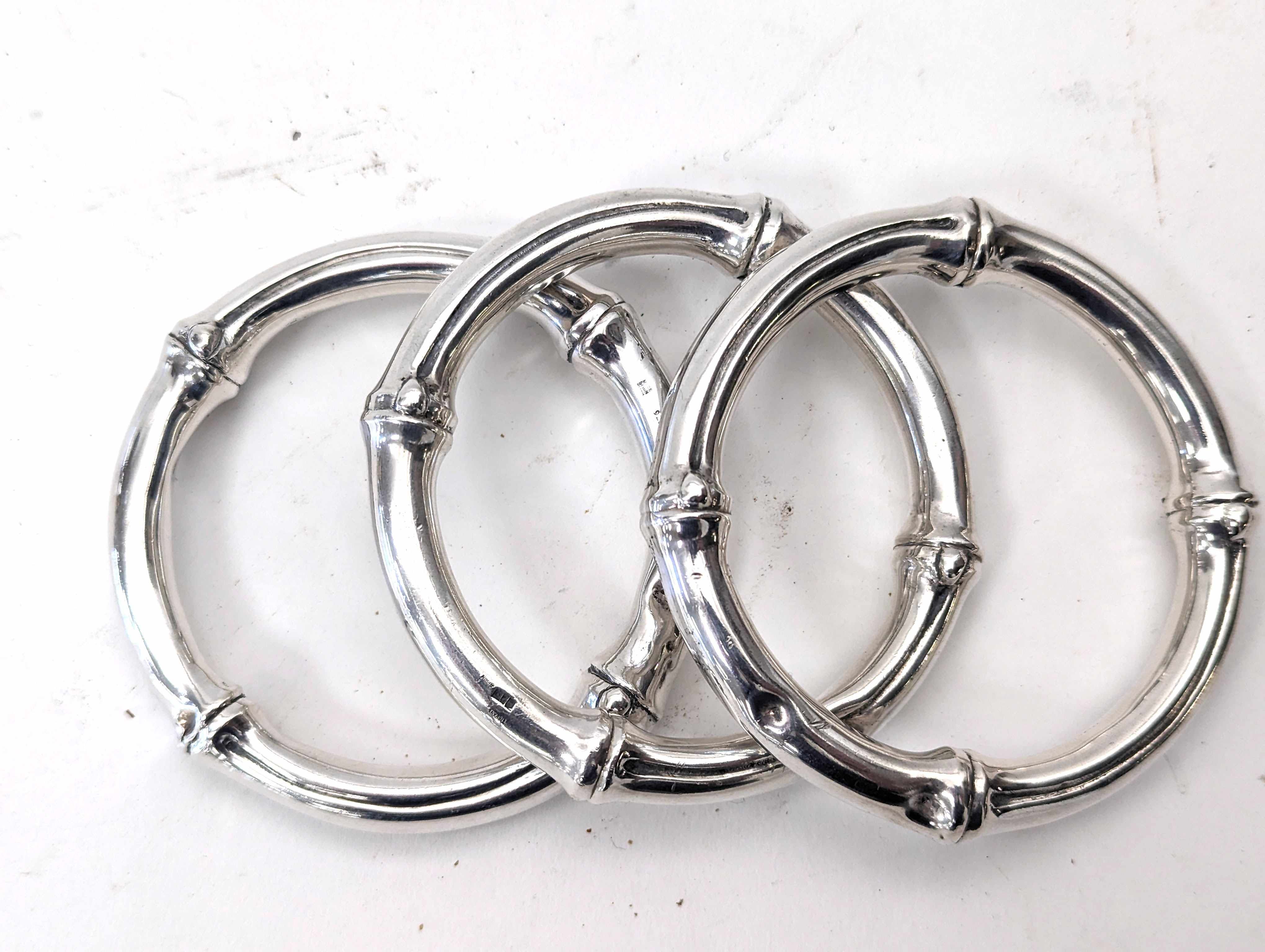 TROIS BRACELETS jonc en argent (925) en forme...