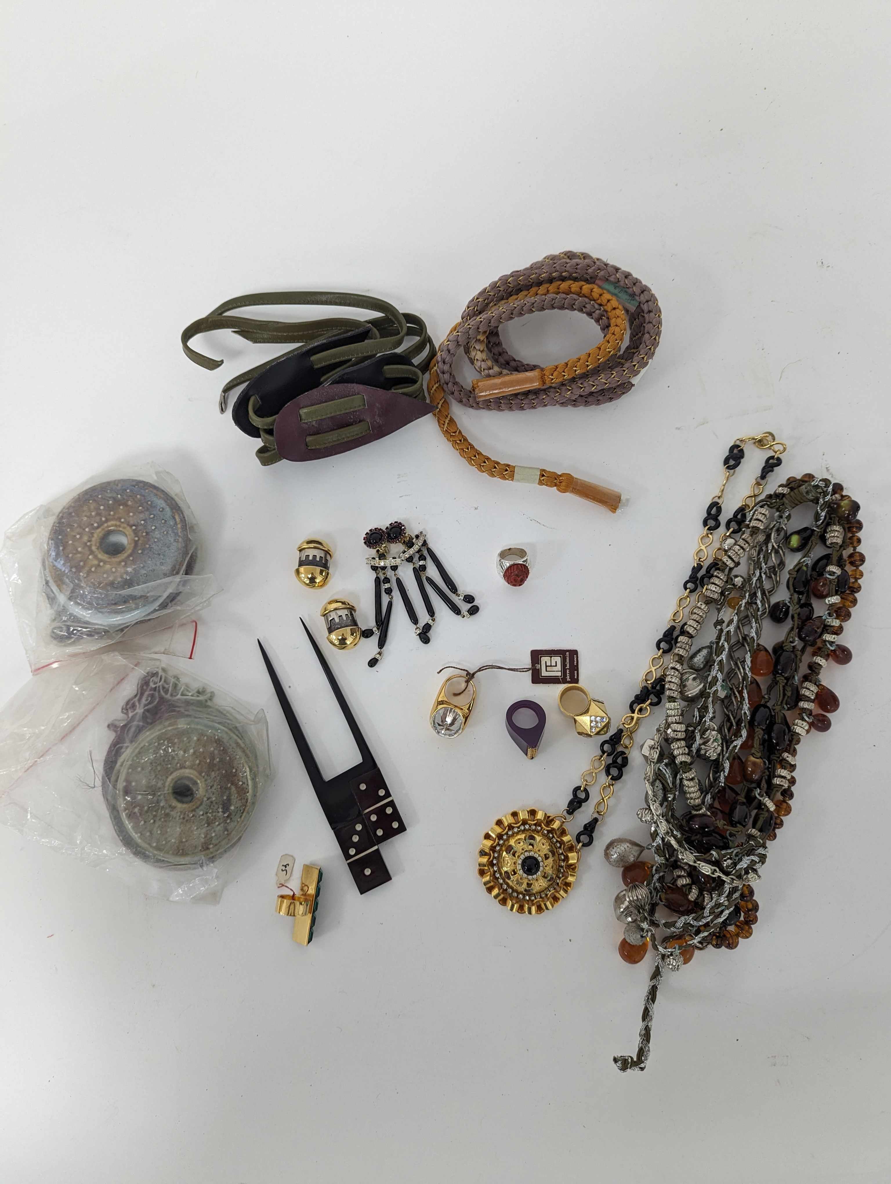 CREATEURS DE COUTURES : important lot comprenant...