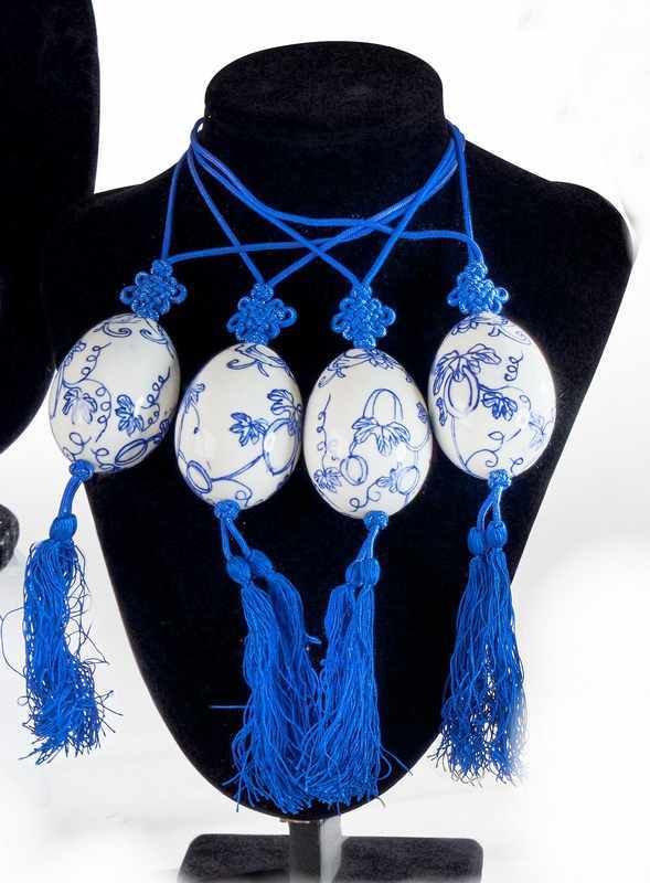 ENSEMBLE DE BIJOUX ASIE en porcelaine blanche...