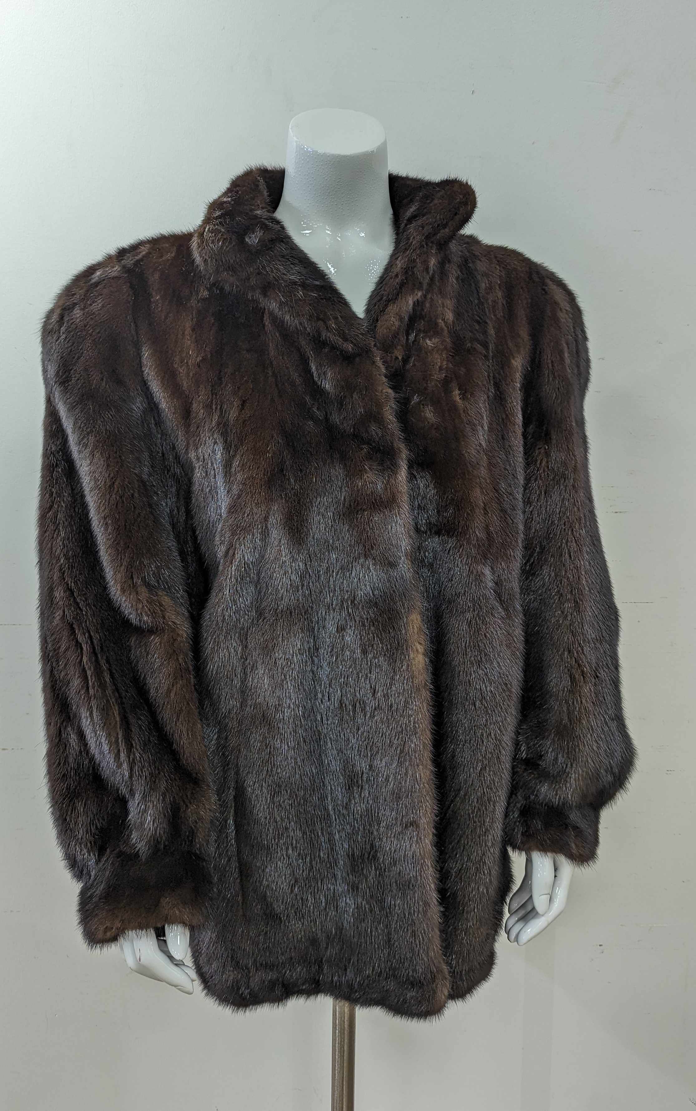 MANTEAU en vison brun, manches bouffantes,...