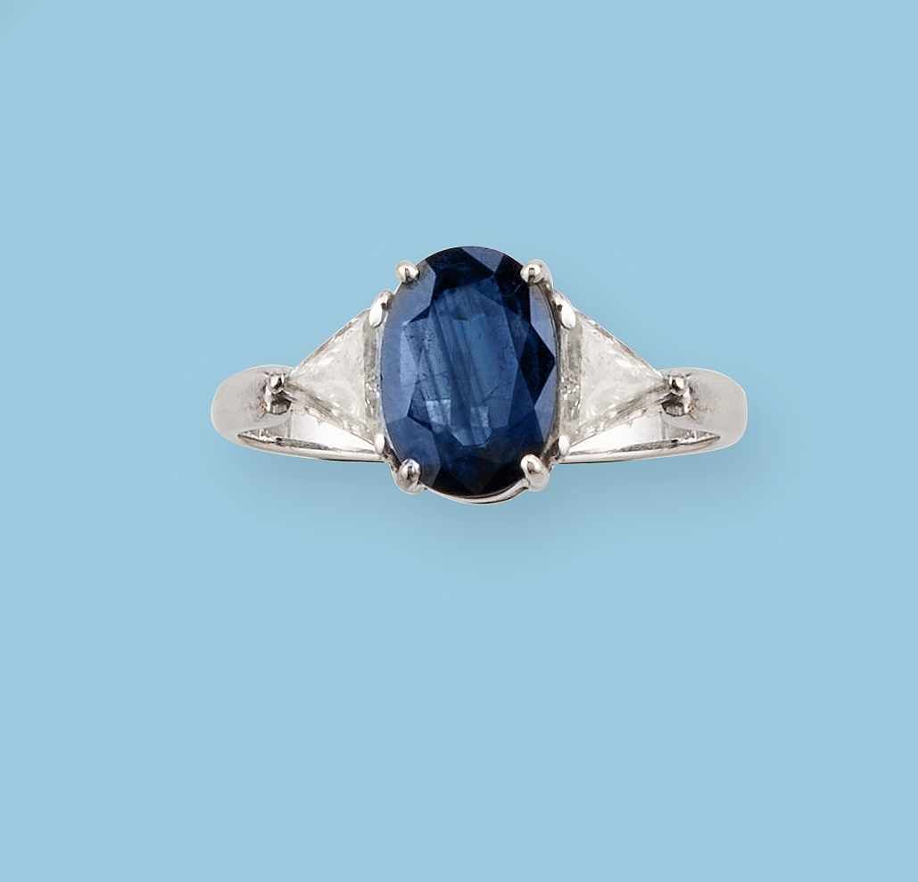 BAGUE en or gris (750) centrée d'un saphir...