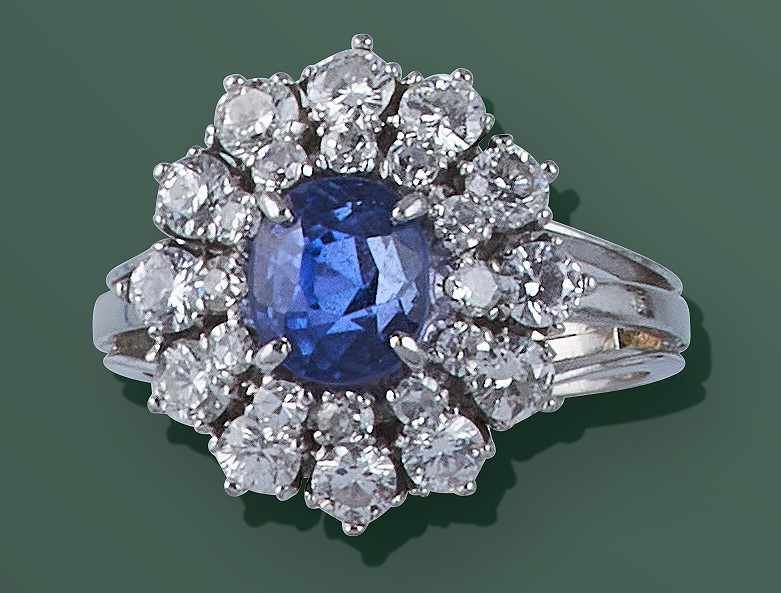 BAGUE MARGUERITE en platine (850) sur griffes...
