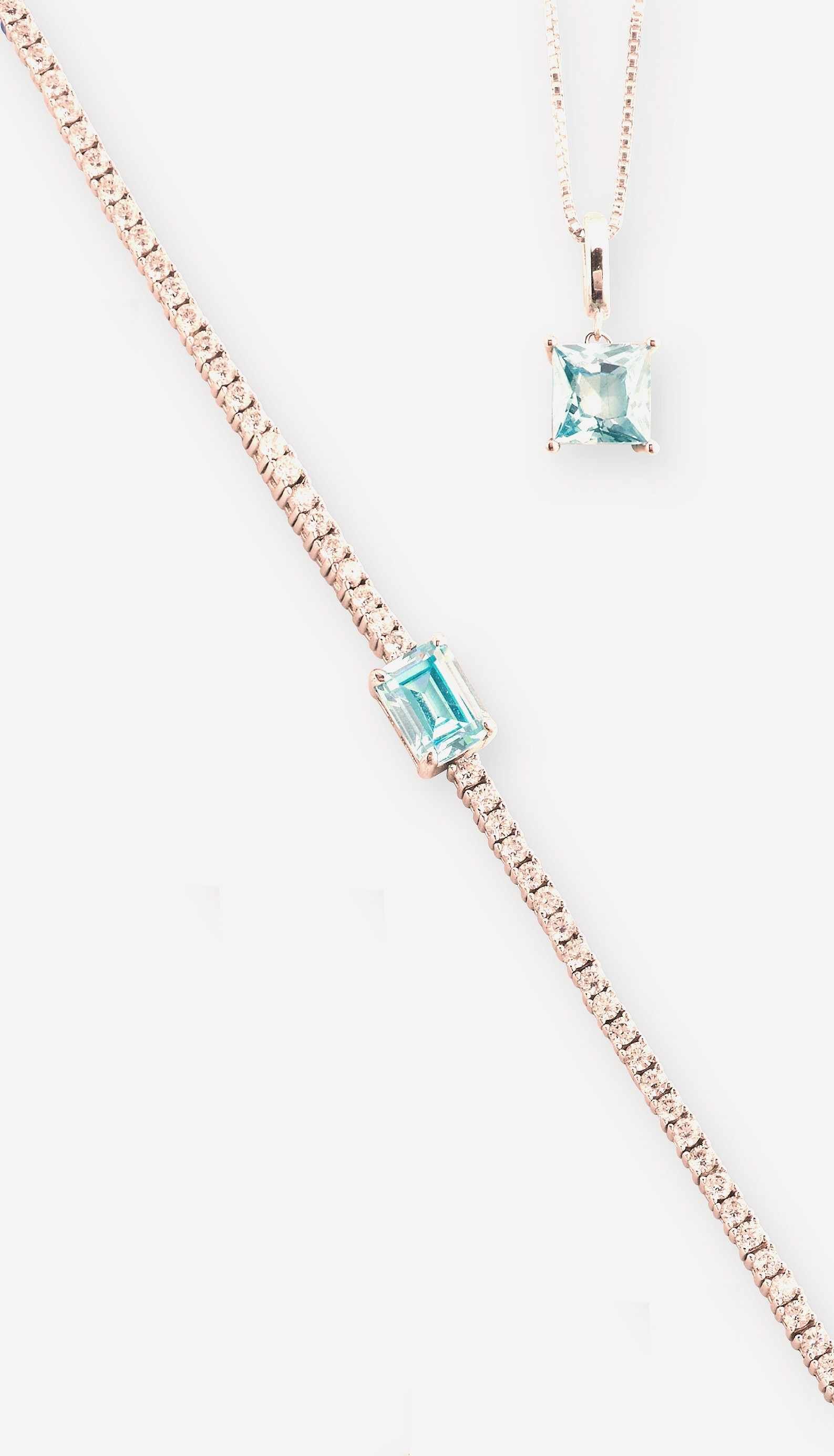 BRACELET en argent (925) centrée d'une pierre...
