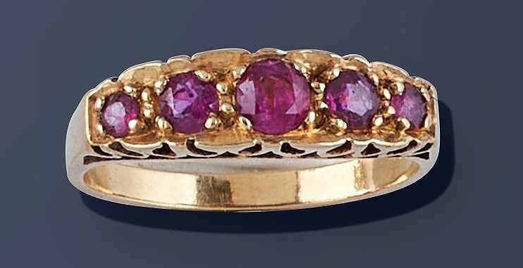 BAGUE en or jaune (750) sertie de trois rubis...