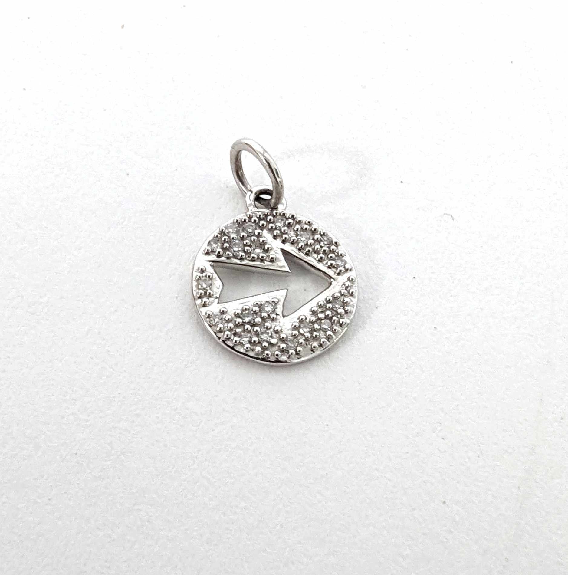 PENDENTIF rond figurant une flèche en or...