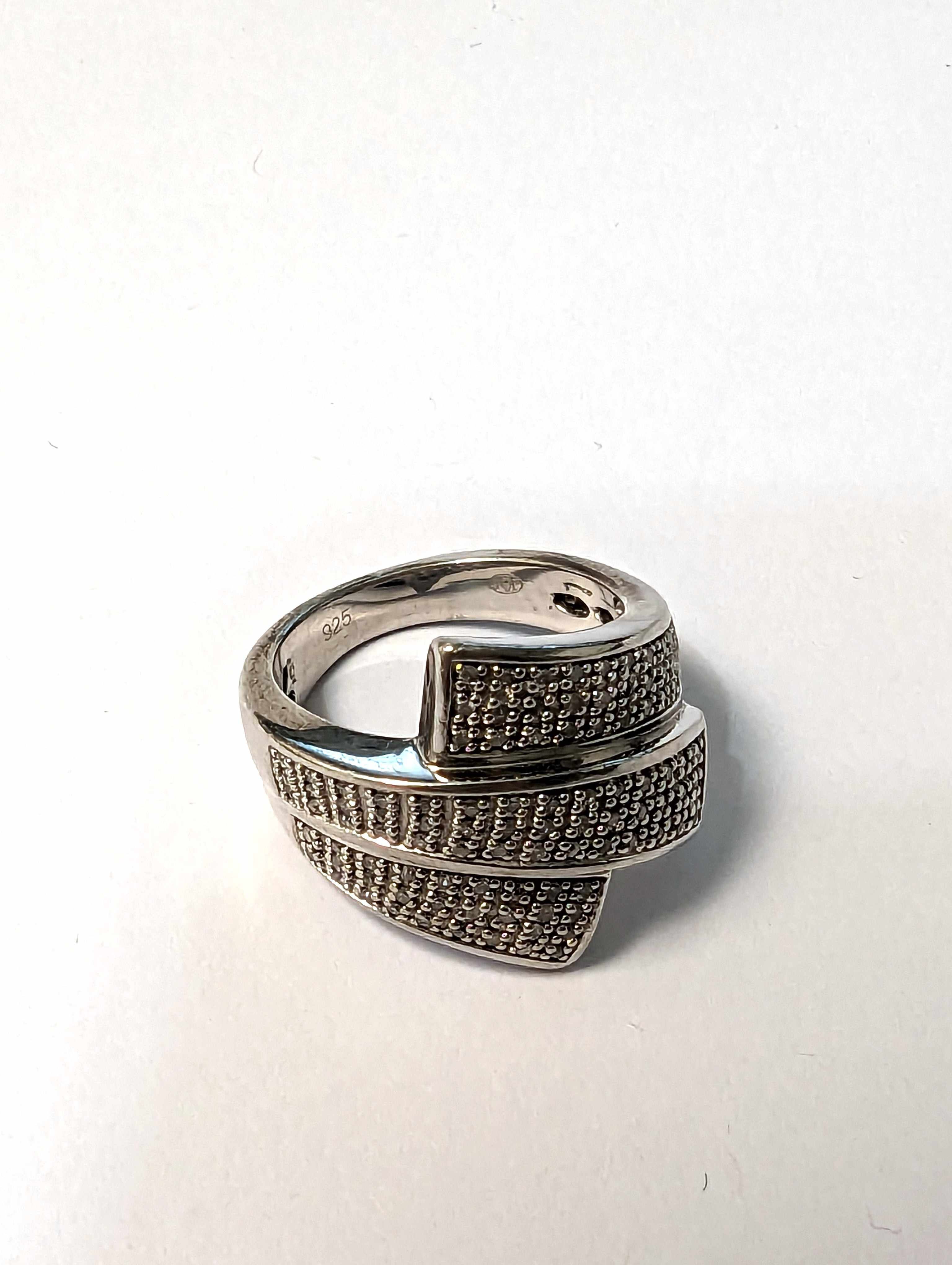 BAGUE en argent (925) sertie de petits diamants...