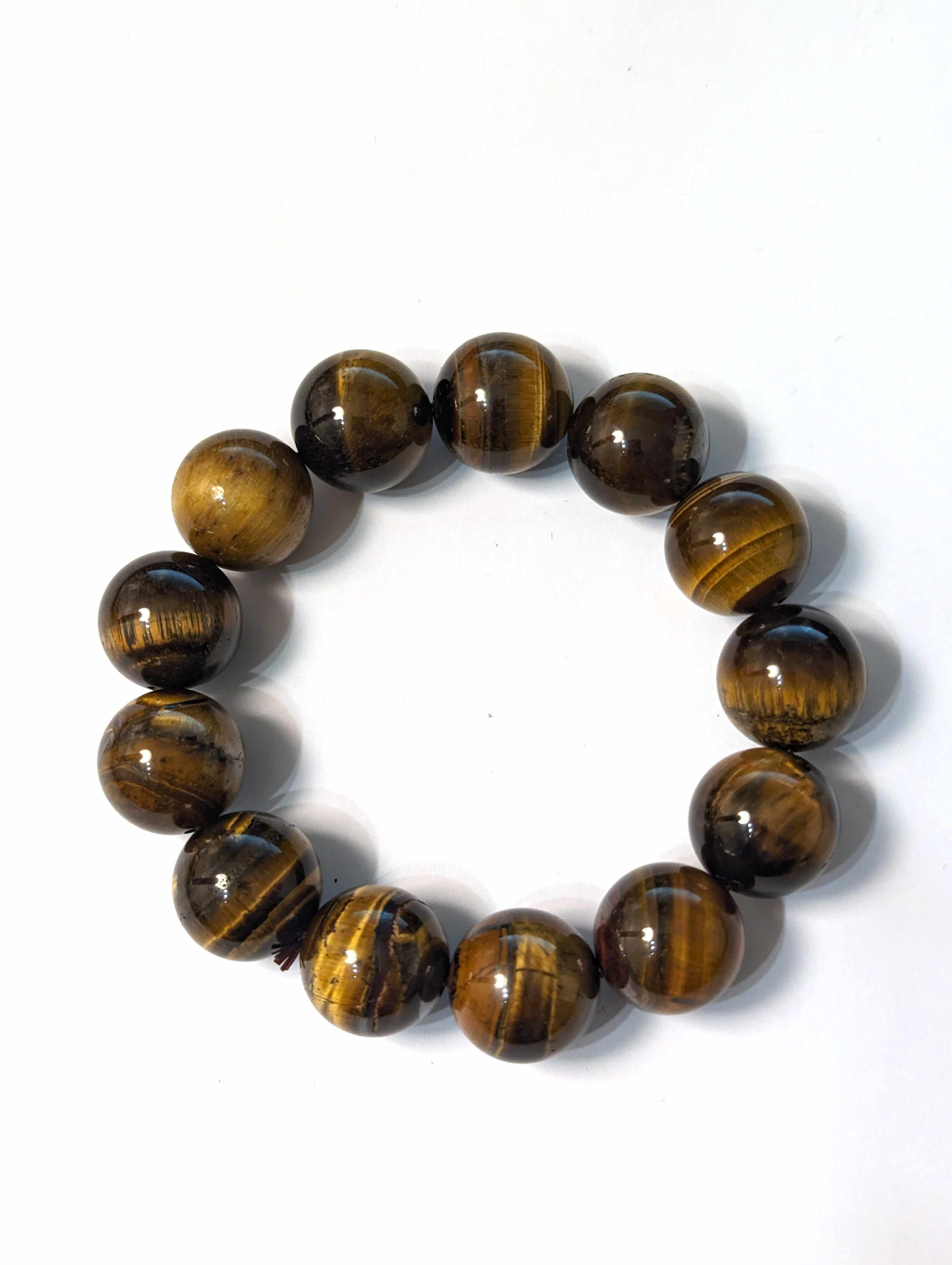 BRACELET composé de treize perles d'œil de...