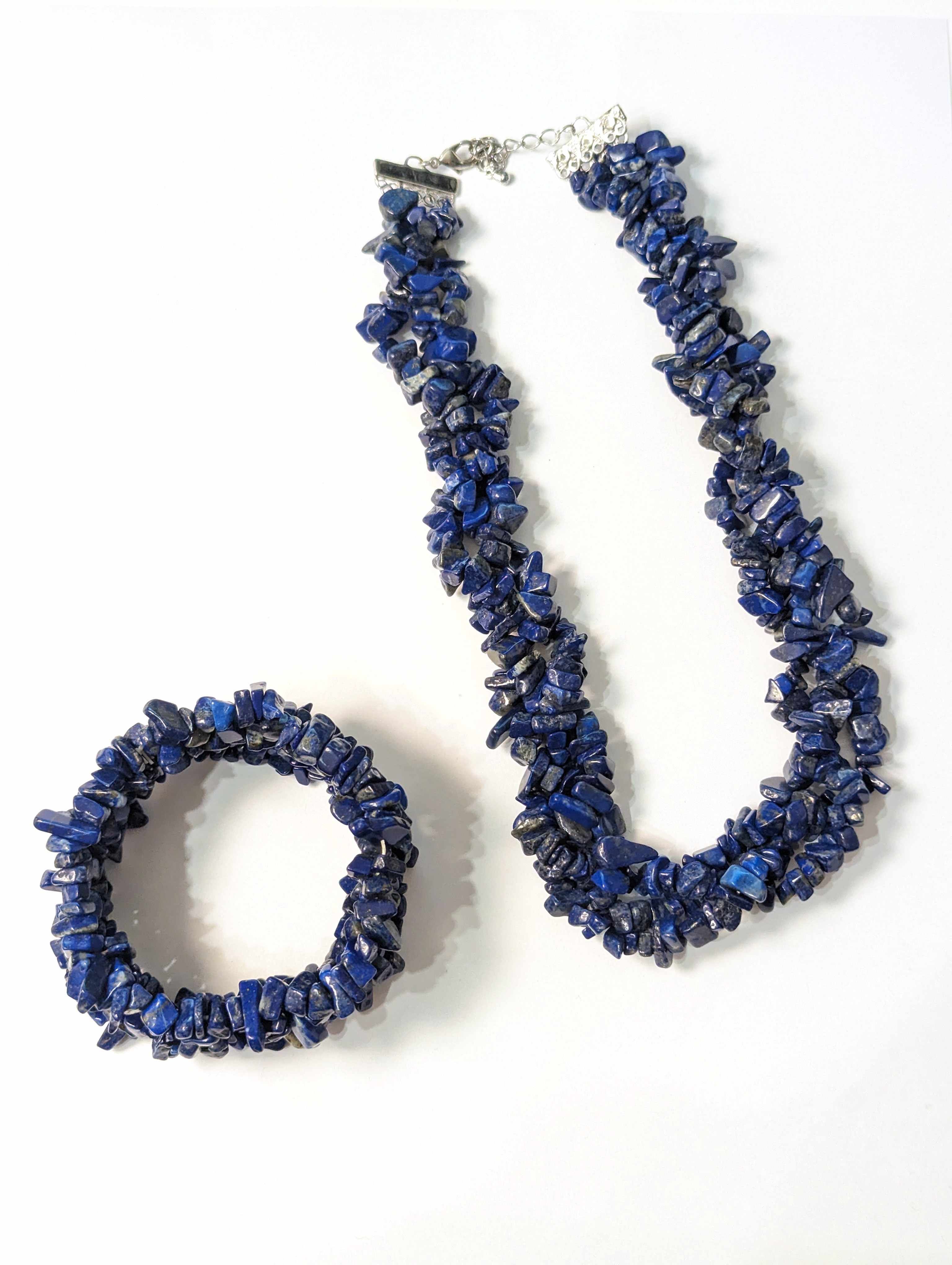 PARURE probablement en lapis lazuli comprenant...
