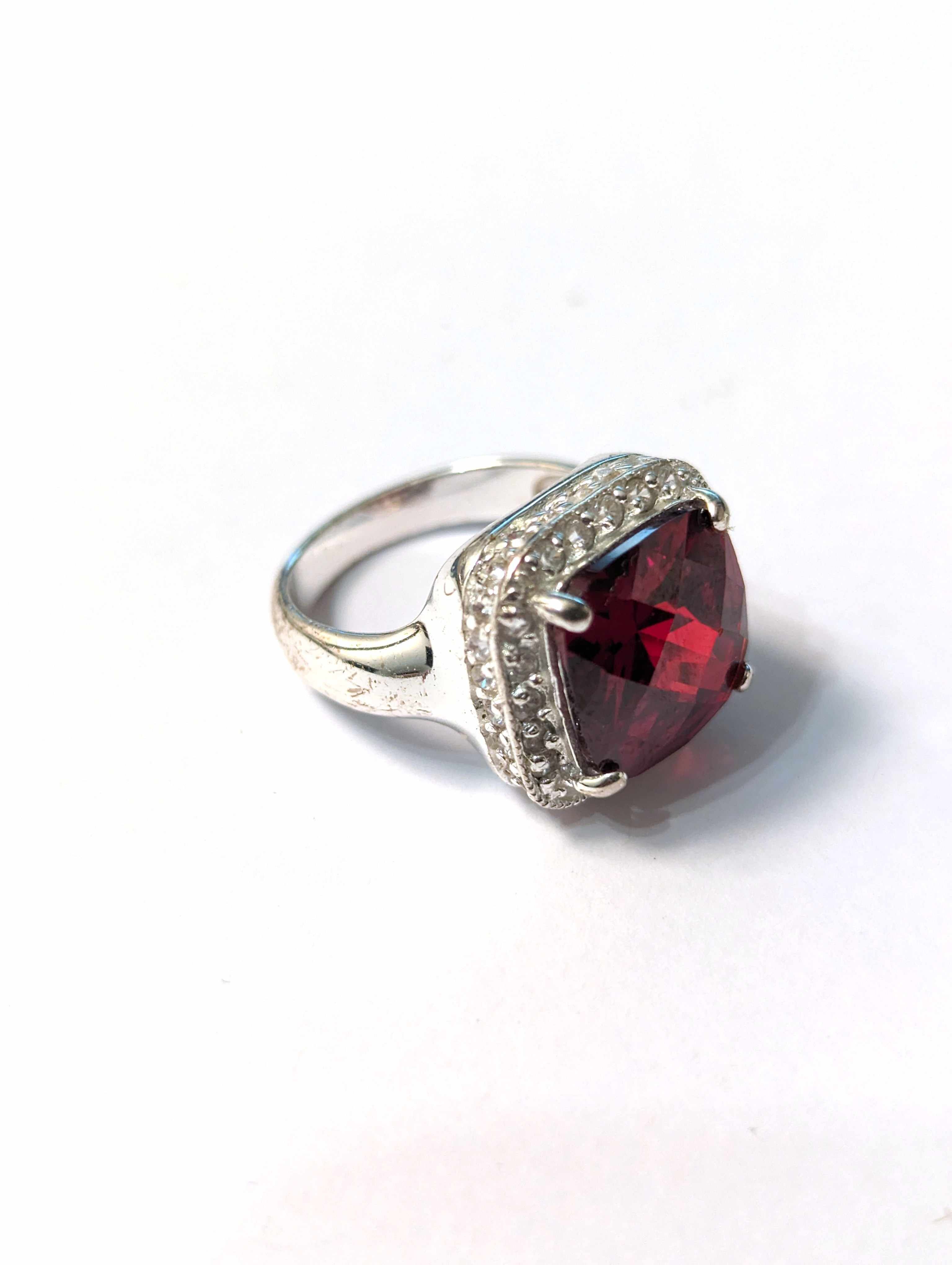 BAGUE en argent (925) à chaton carré sertie...