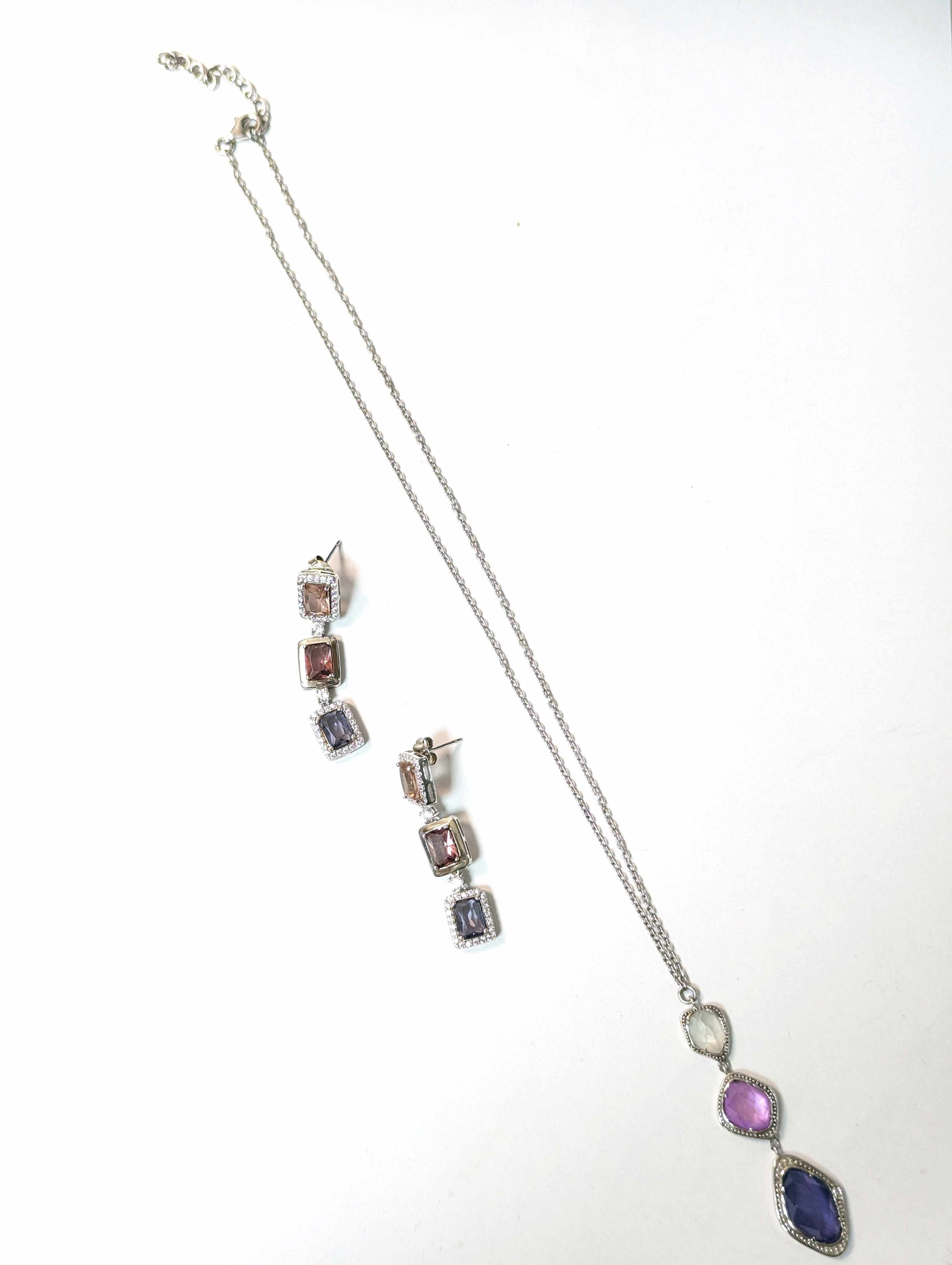 PARURE en argent (925) sertie de pierres...