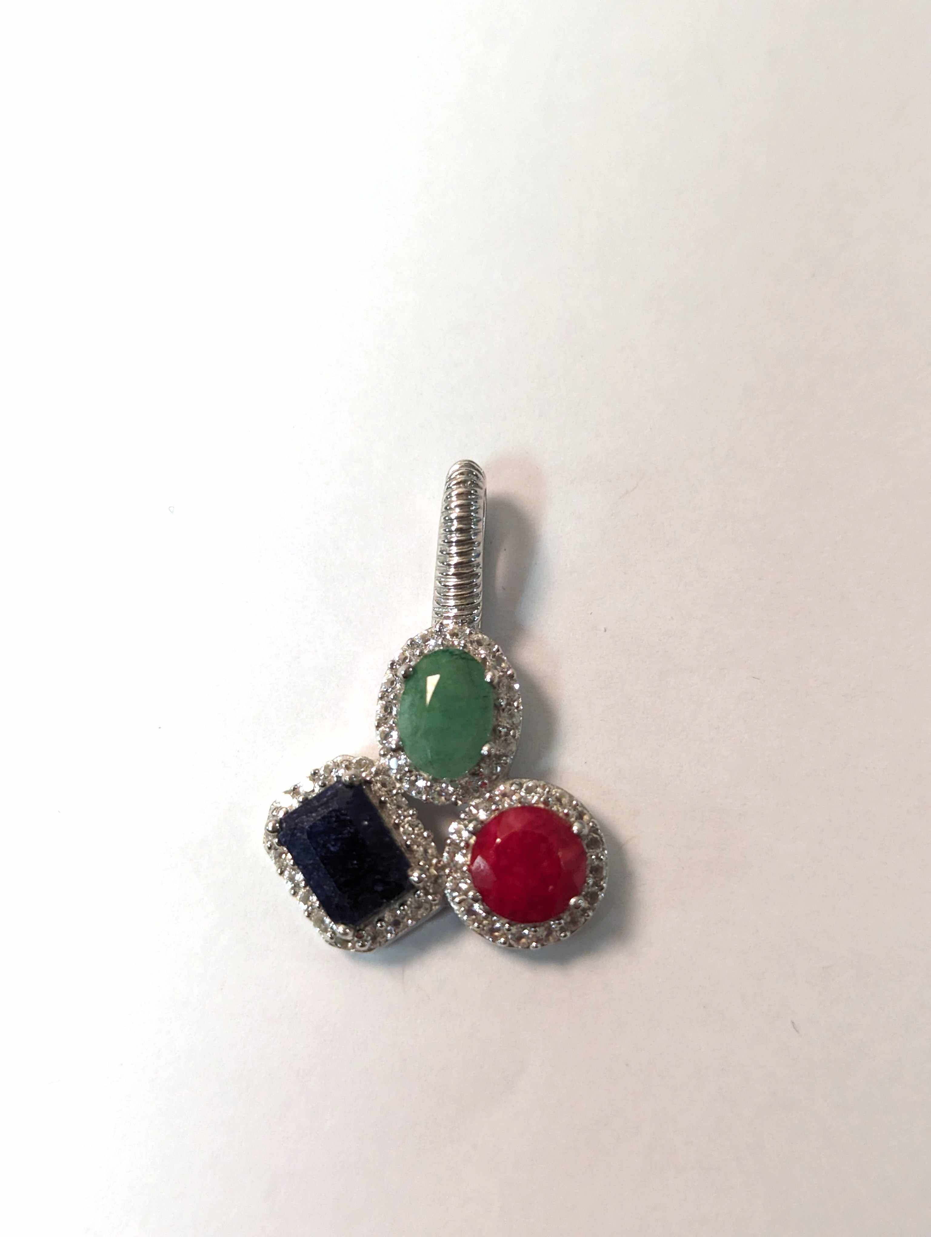 PENDENTIF en argent (925) sertie de trois...