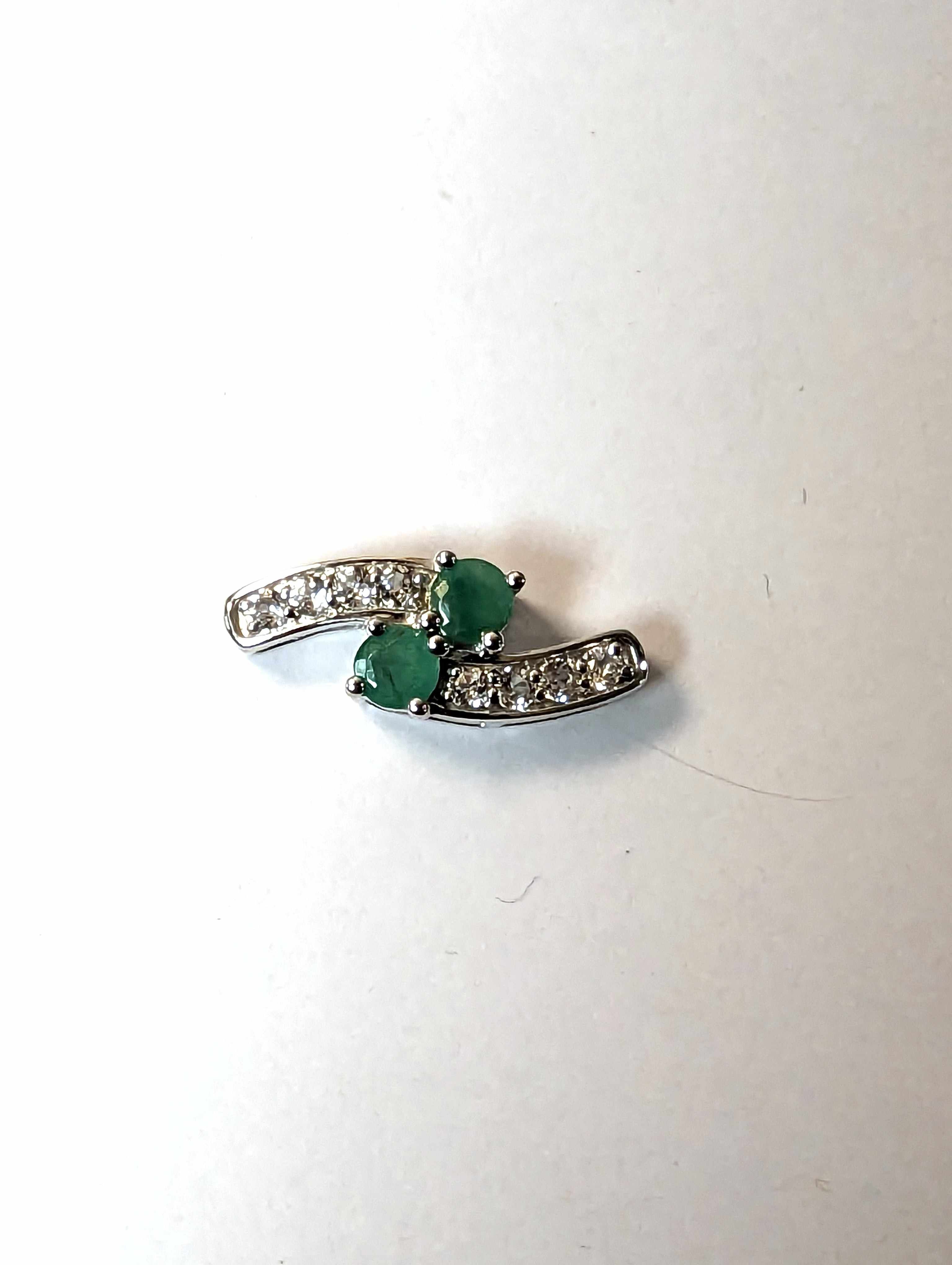 PENDENTIF en argent (925) sertie de deux...