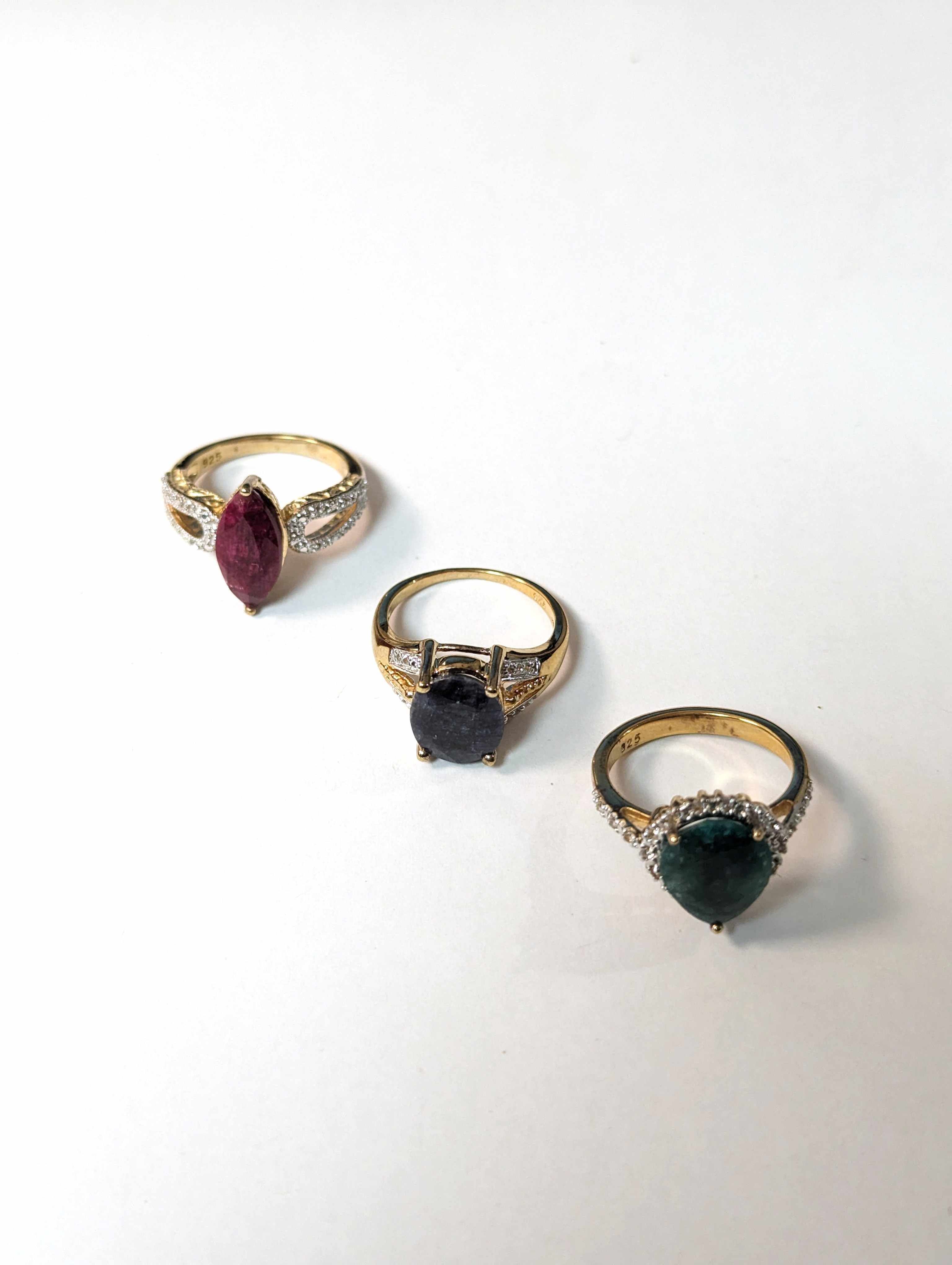 TROIS BAGUES en argent doré (925) sertie...
