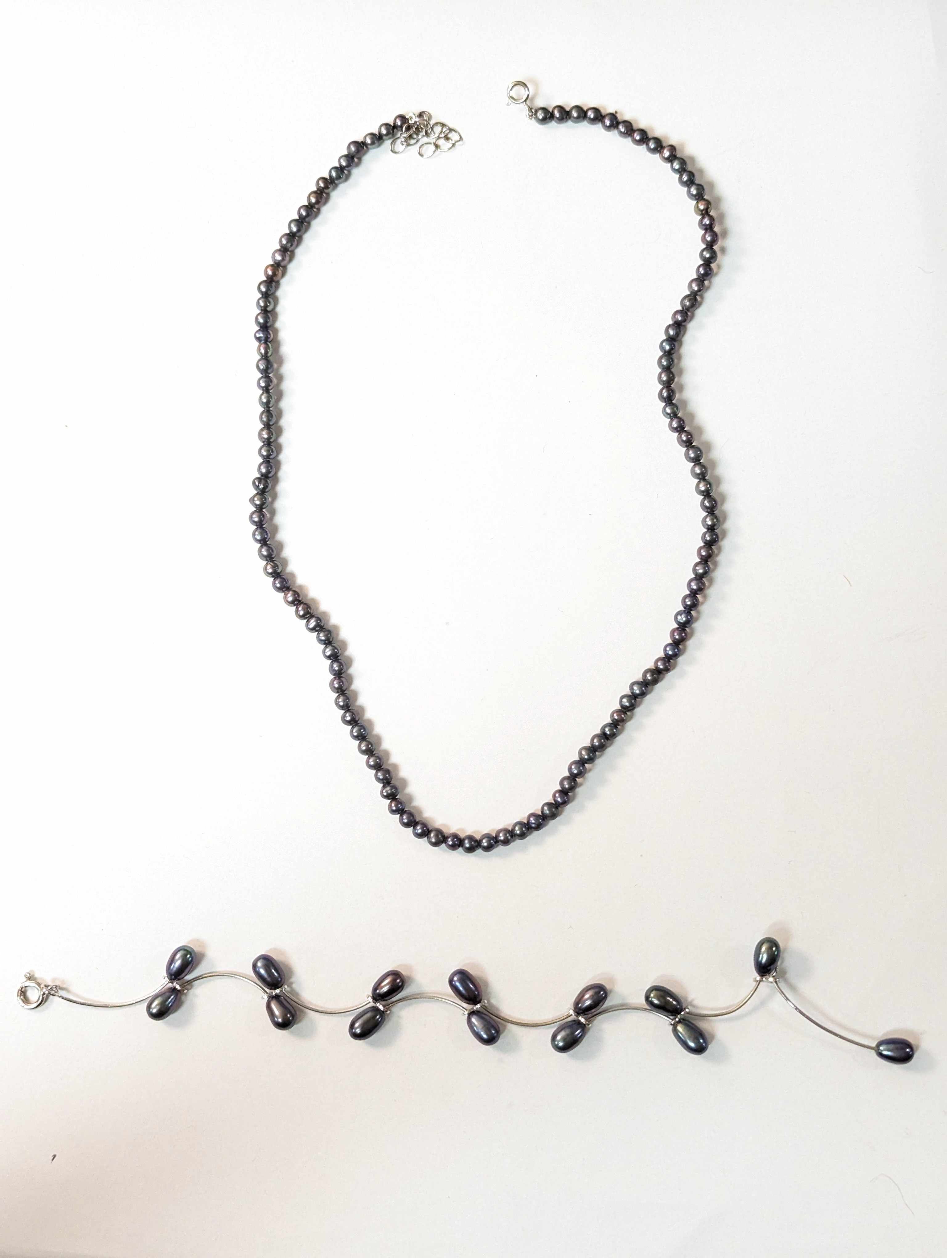 COLLIER de perles grises et fermoir argent...