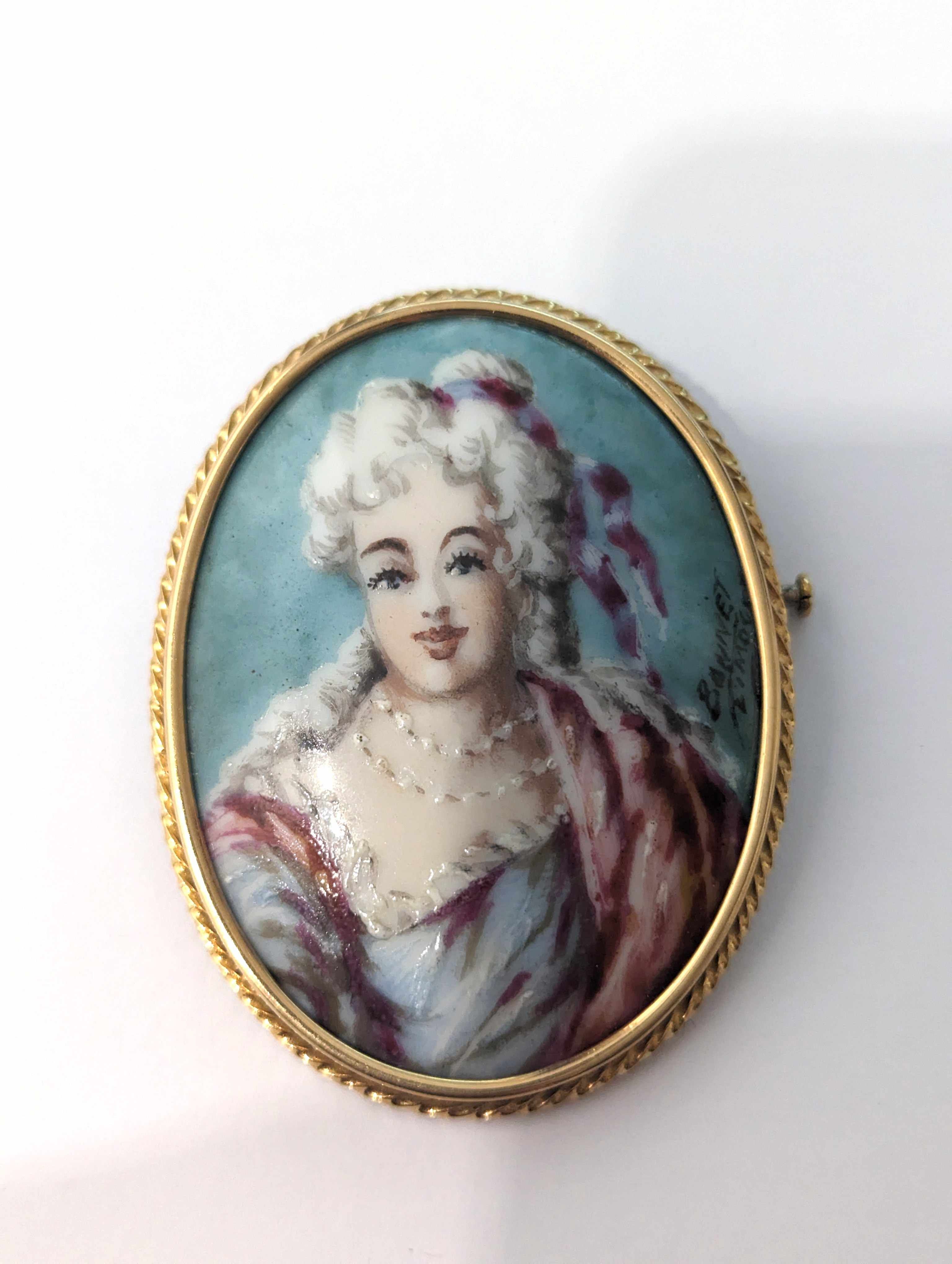 BROCHE MINIATURE en or jaune (750) et porcelaine...
