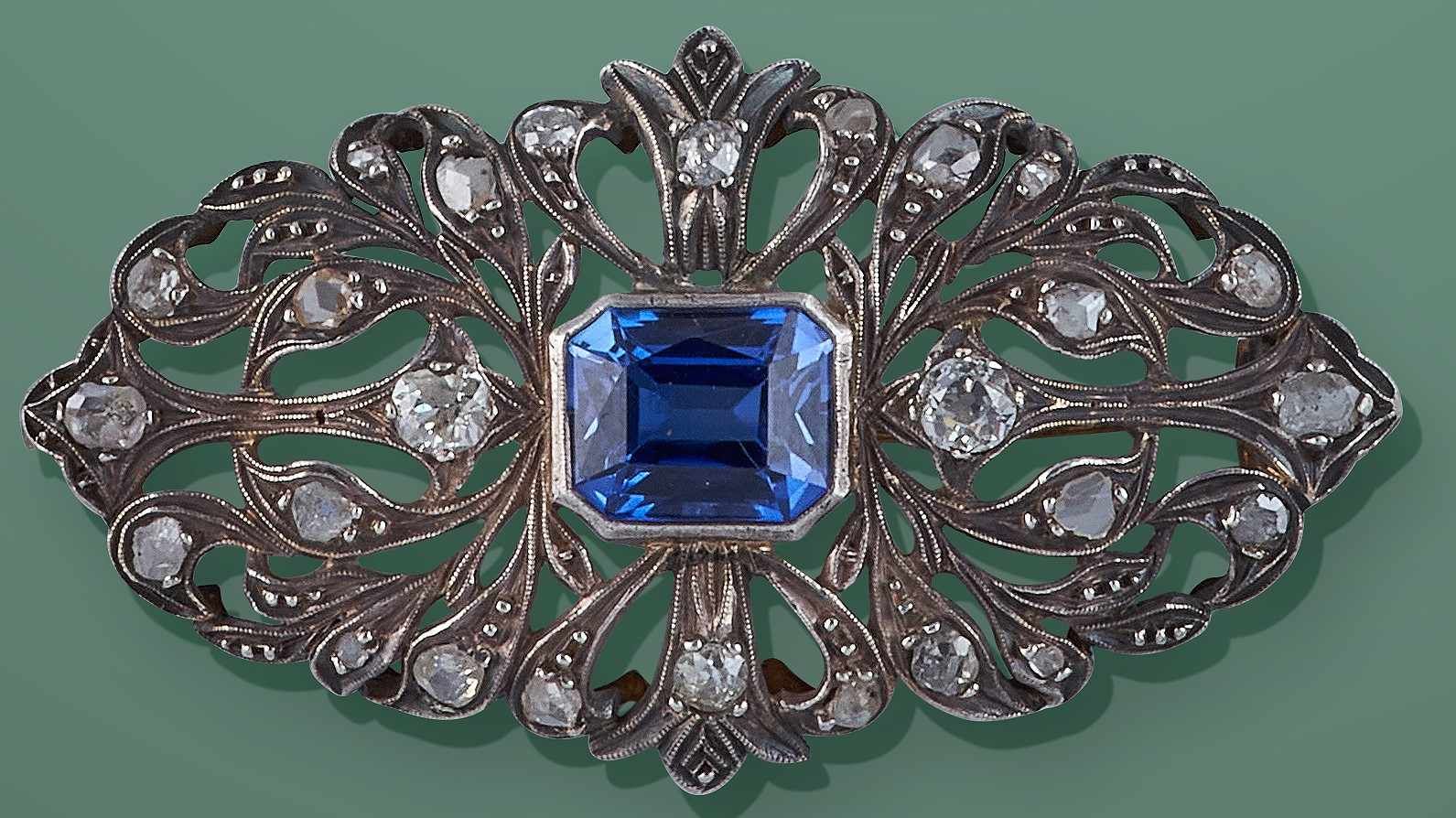 BROCHE en or (750) et argent (800), à motif...