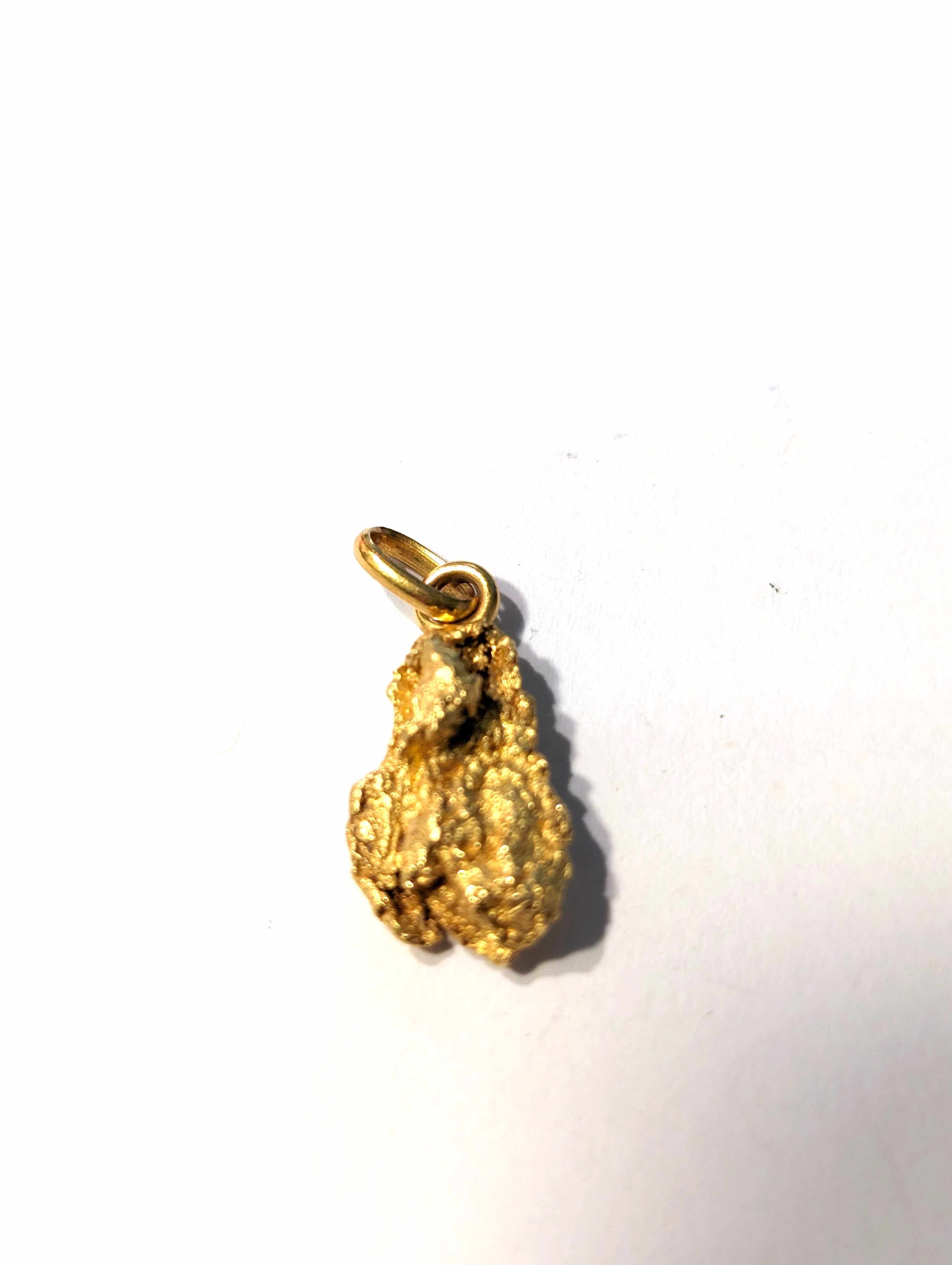 PENDENTIF en pépite d'or (999 et 750).