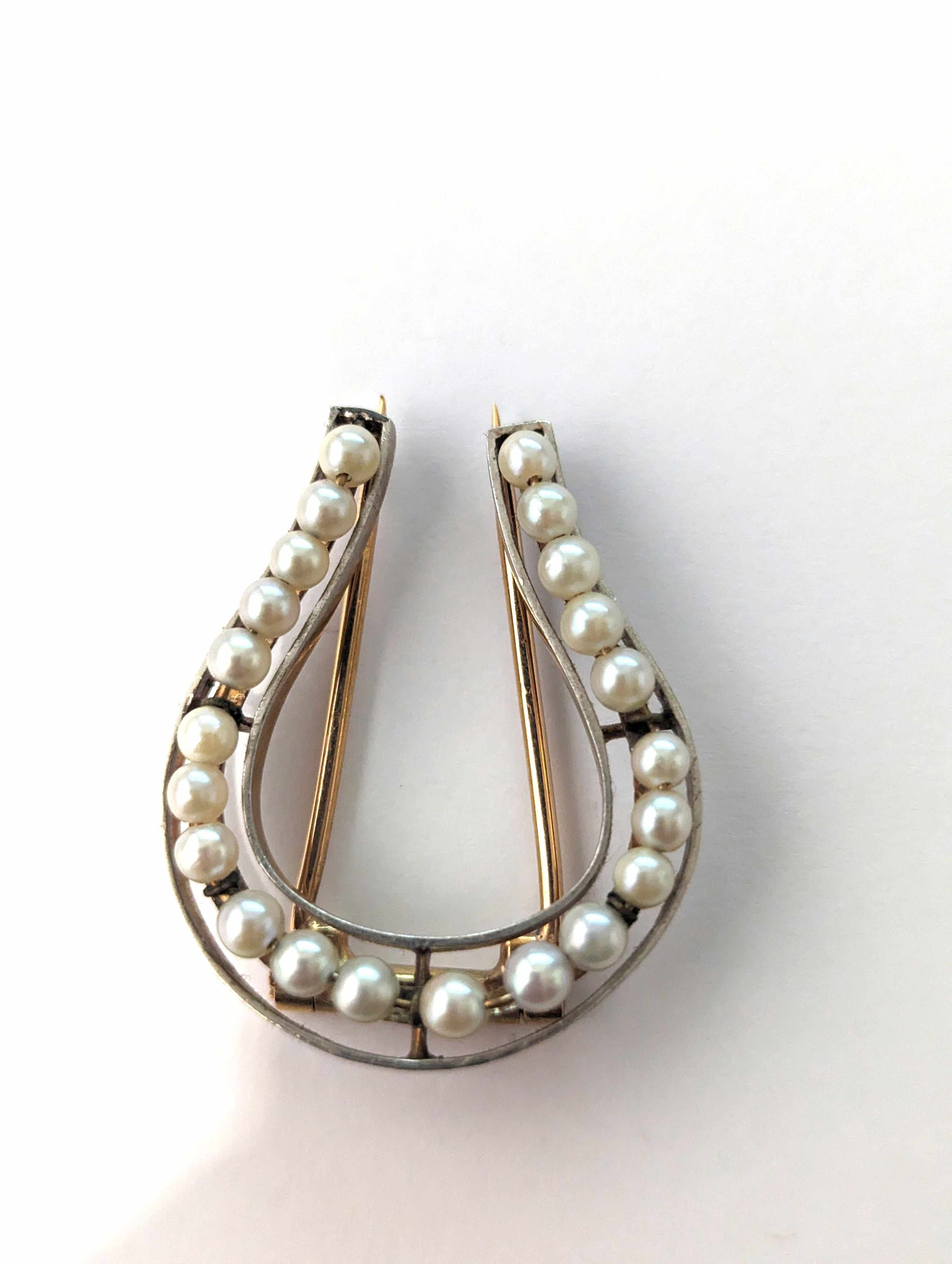 BROCHE en or gris et jaune (750) formant...
