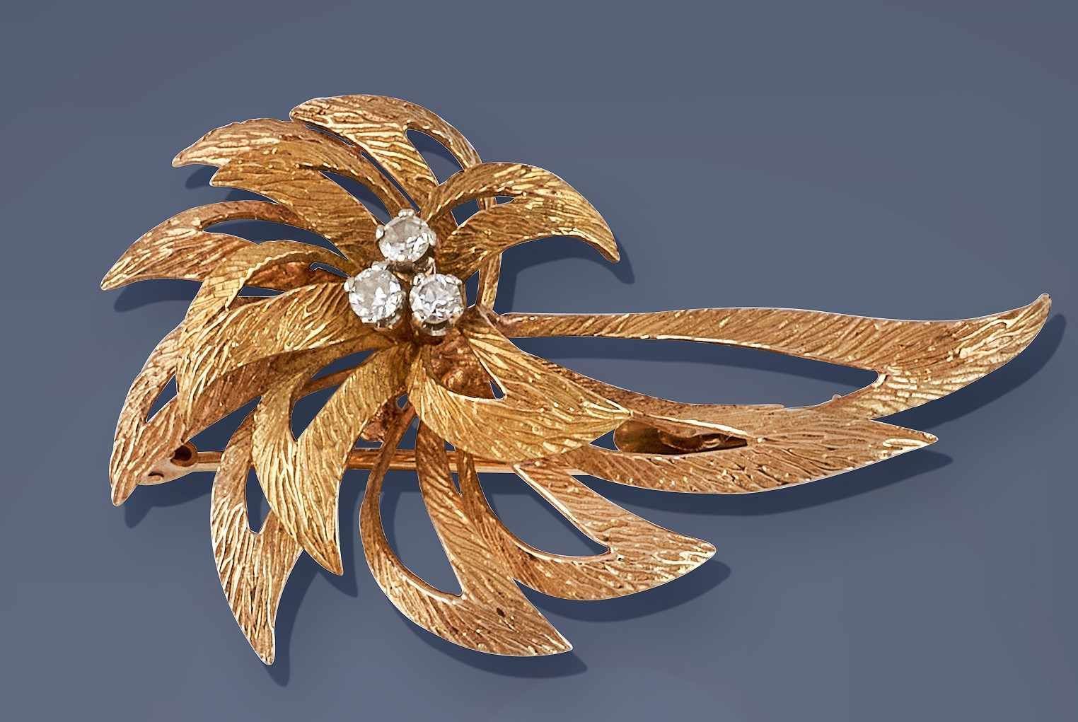 BROCHE en or (750) stylisant un feuillage...