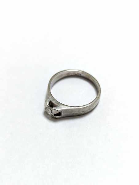 SOLITAIRE en or gris (750) avec petit diamant...