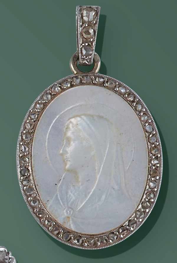 MEDAILLE ovale en or gris (750) avec profil...