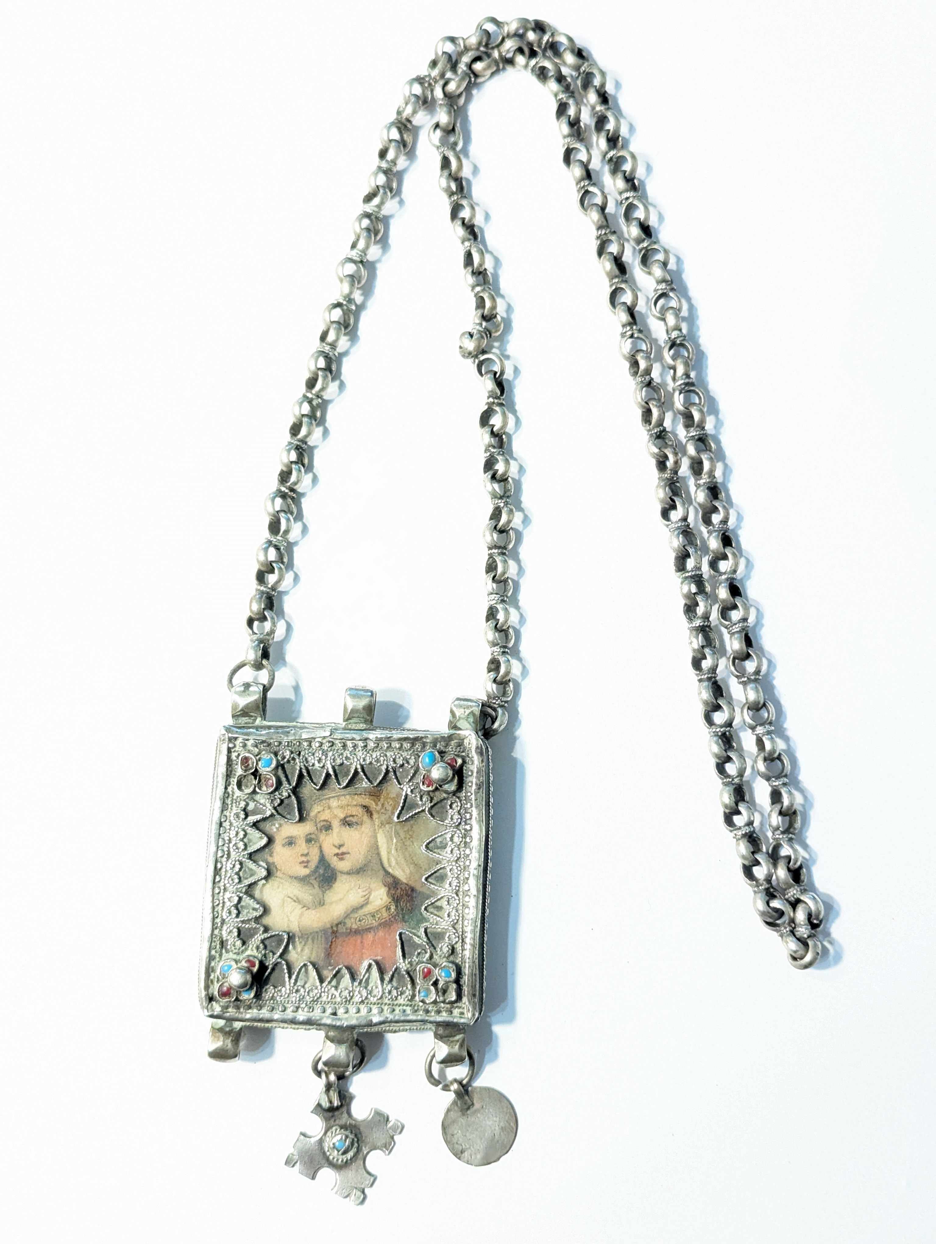 COLLIER en argent, avec chaine retenant un...