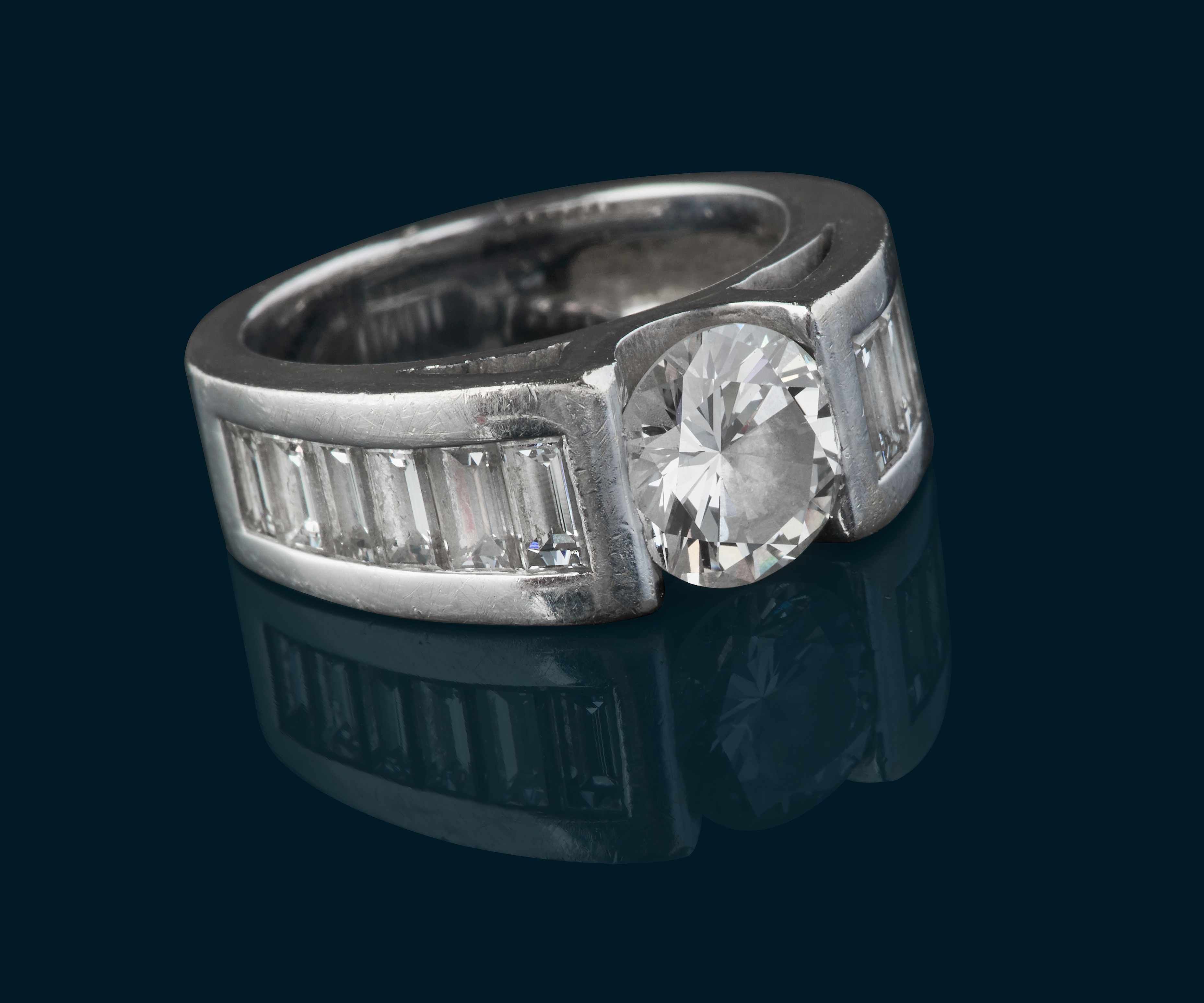 BAGUE MODERNE en or gris (750) centrée d'un...