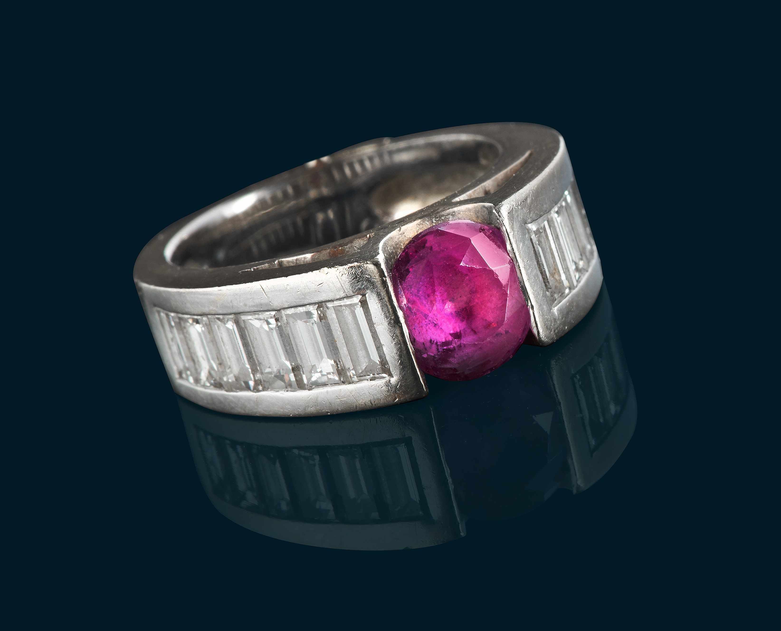 BAGUE MODERNE en or gris (750) centrée d'un...