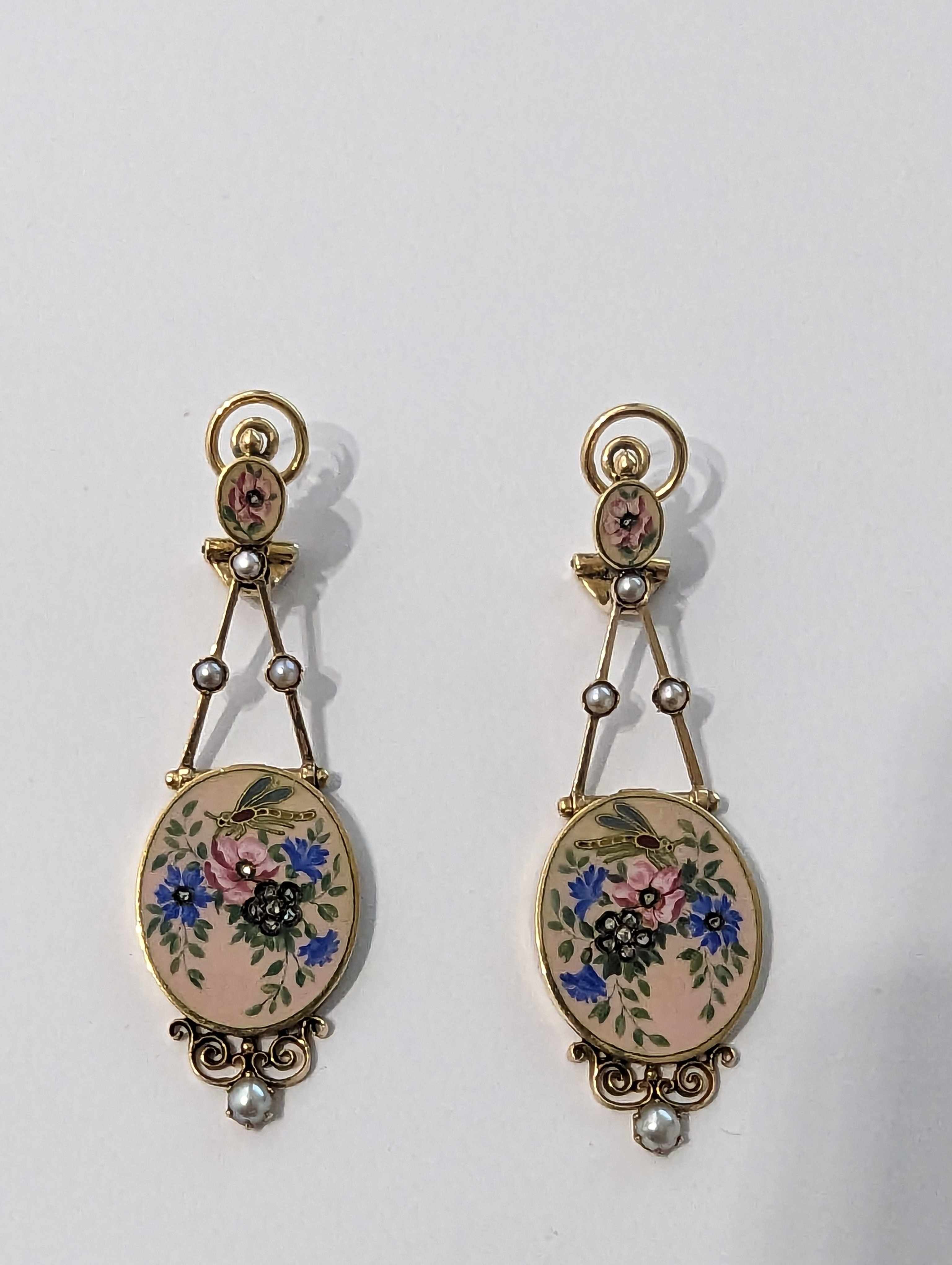 PAIRE DE CLIPS D'OREILLES en or (750) formant...