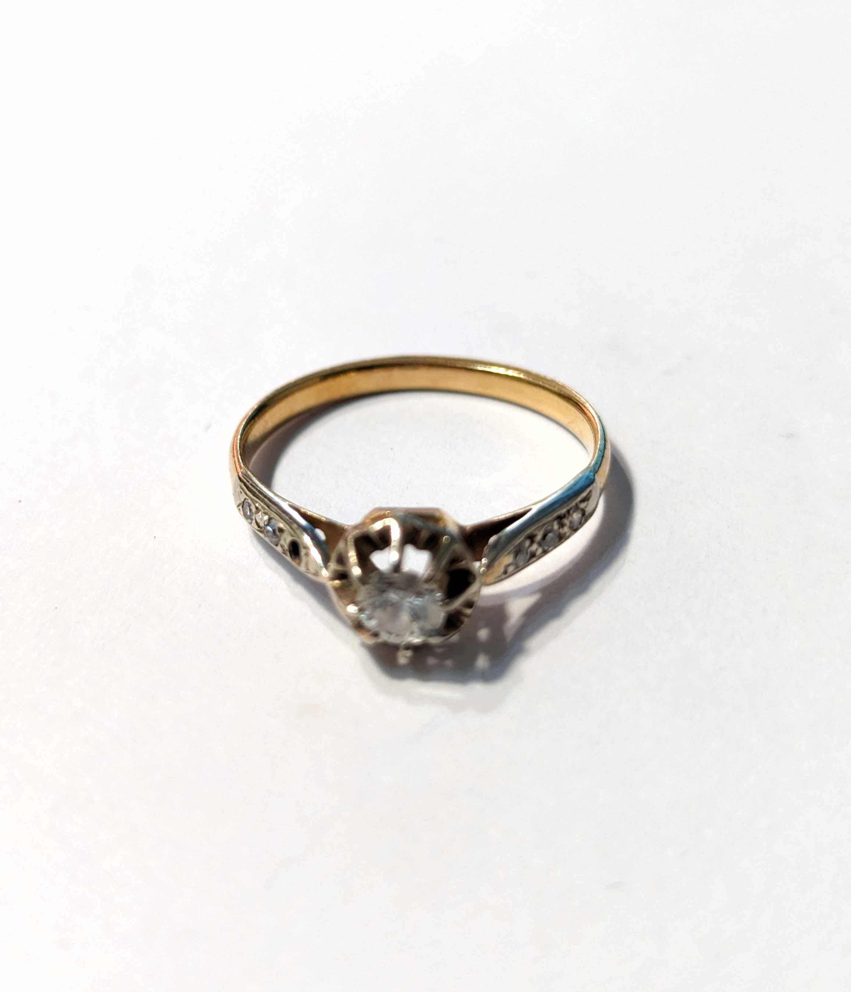 BAGUE en or jaune (750) sertie d'un diamant...