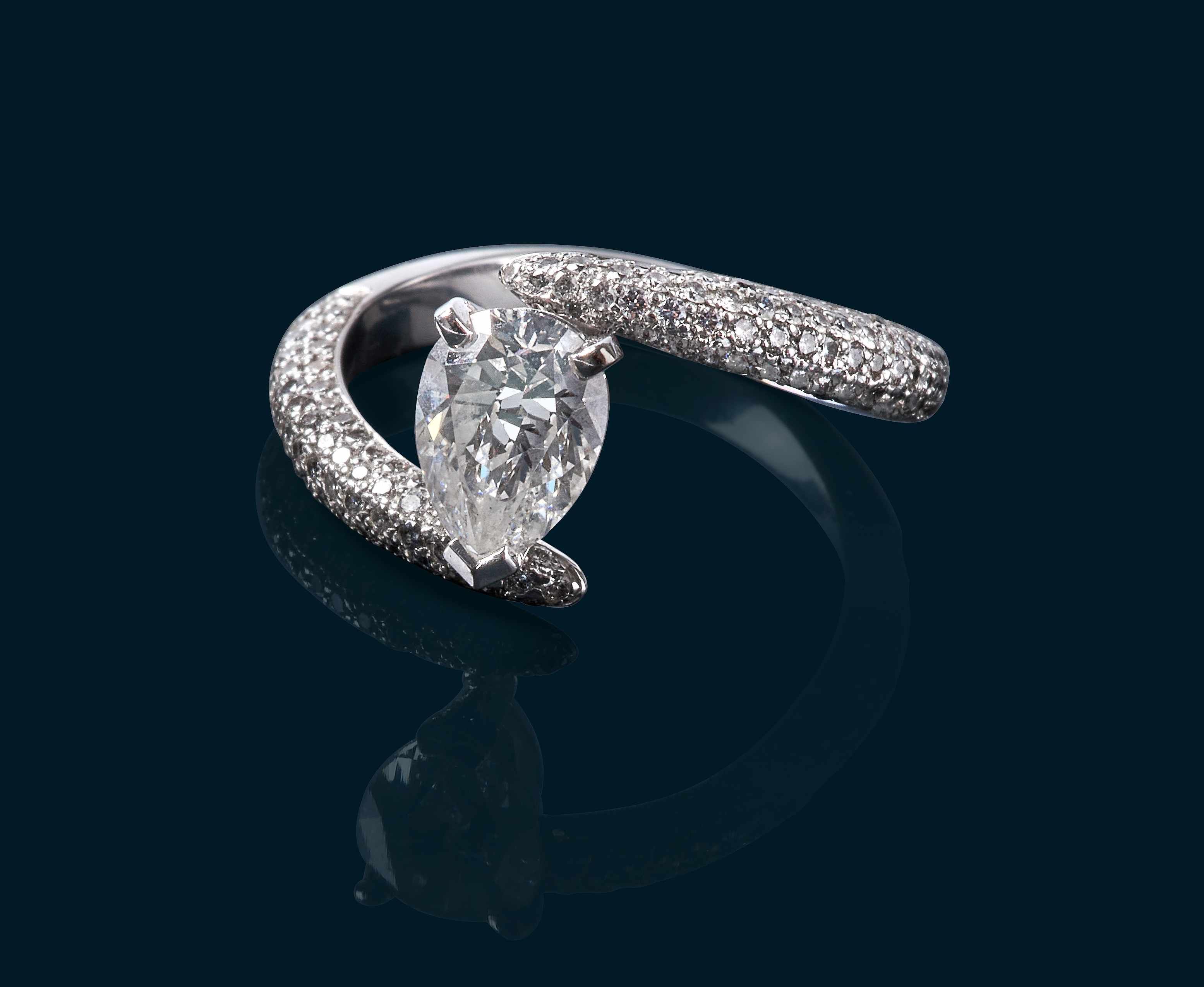 BAGUE en or gris (750) centrée d'un diamant...