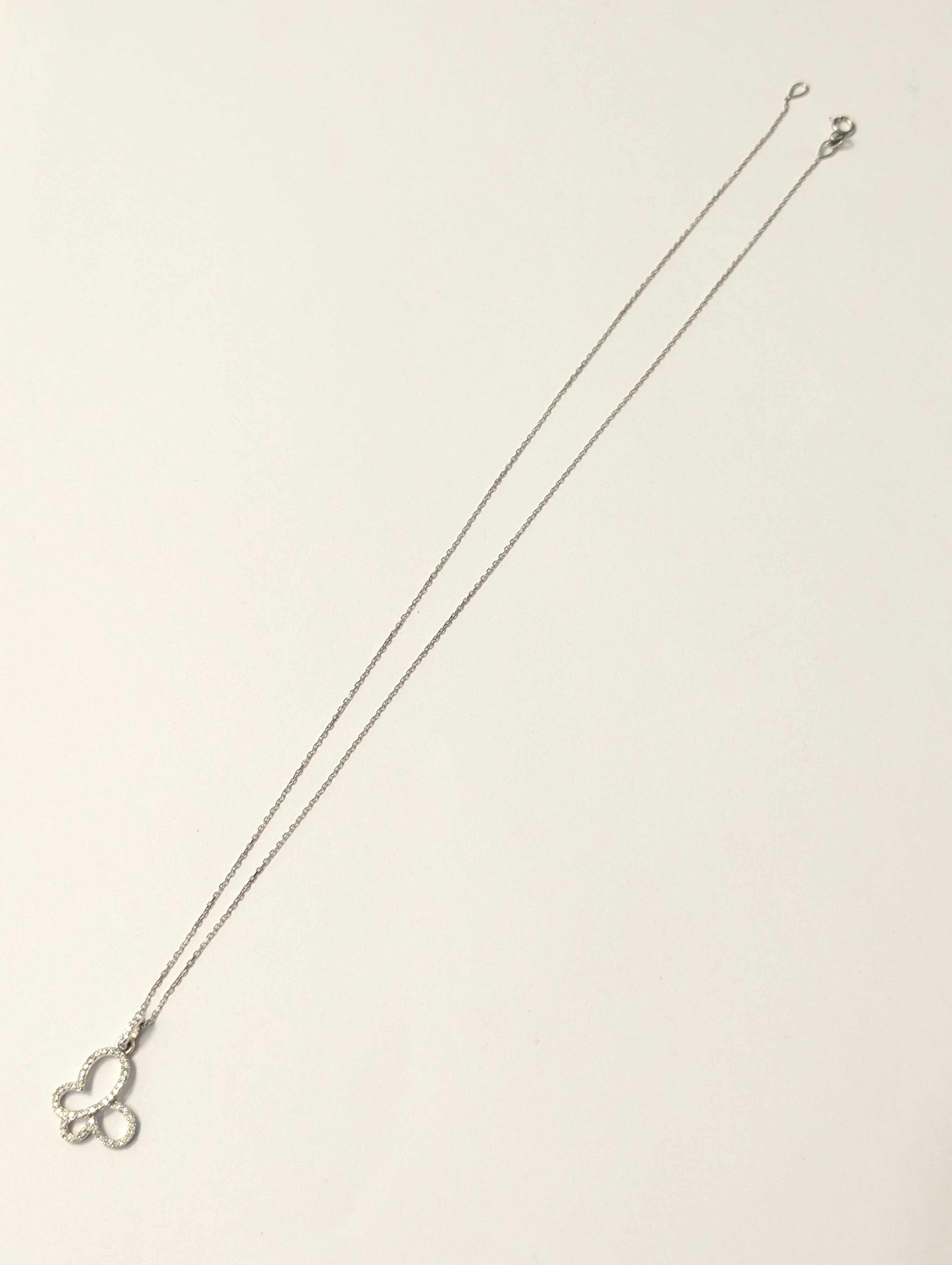 CHAINE en or gris (750) avec son PENDENTIF...