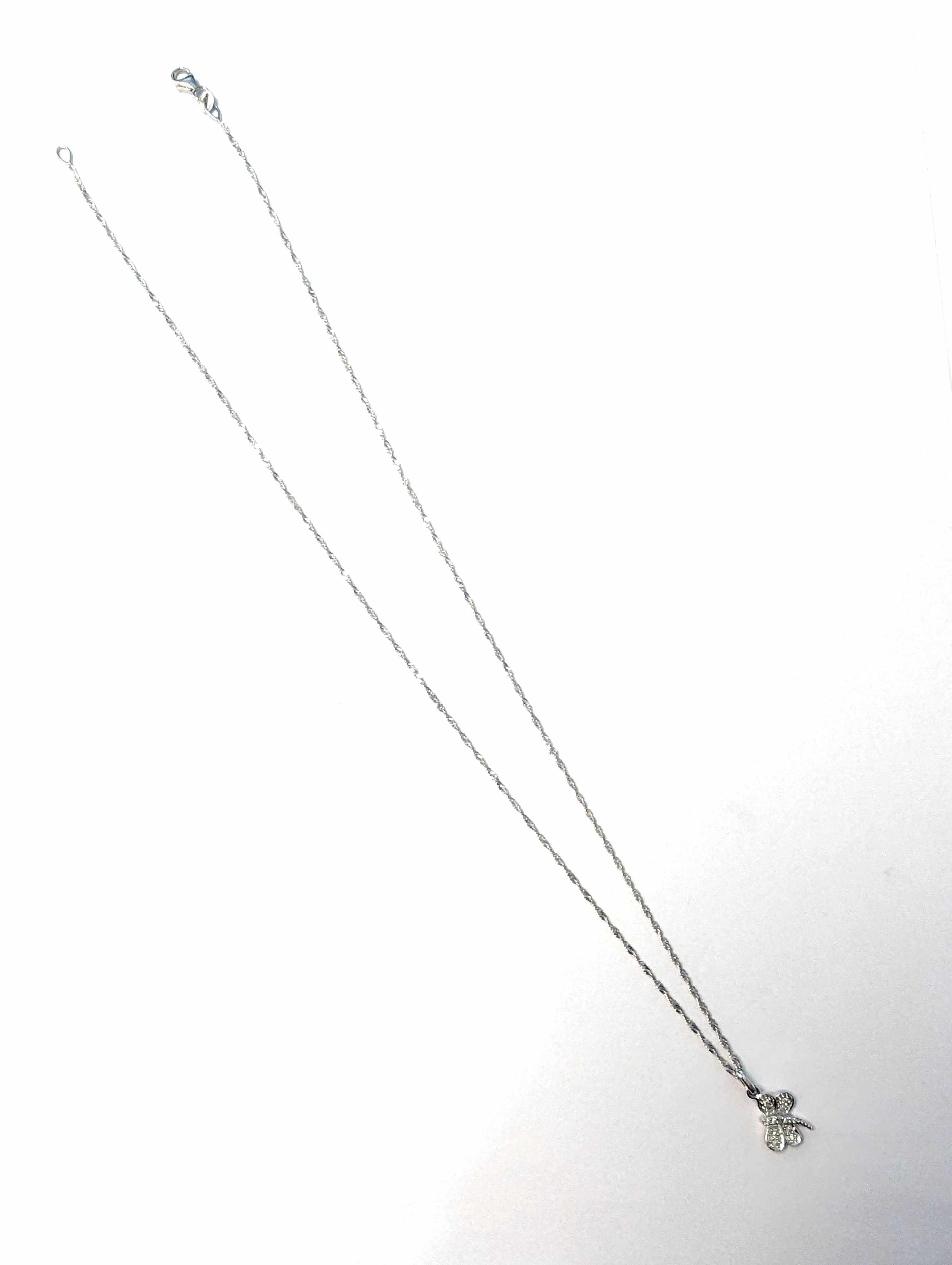 CHAINE en or gris (750) et PENDENTIF libellule...