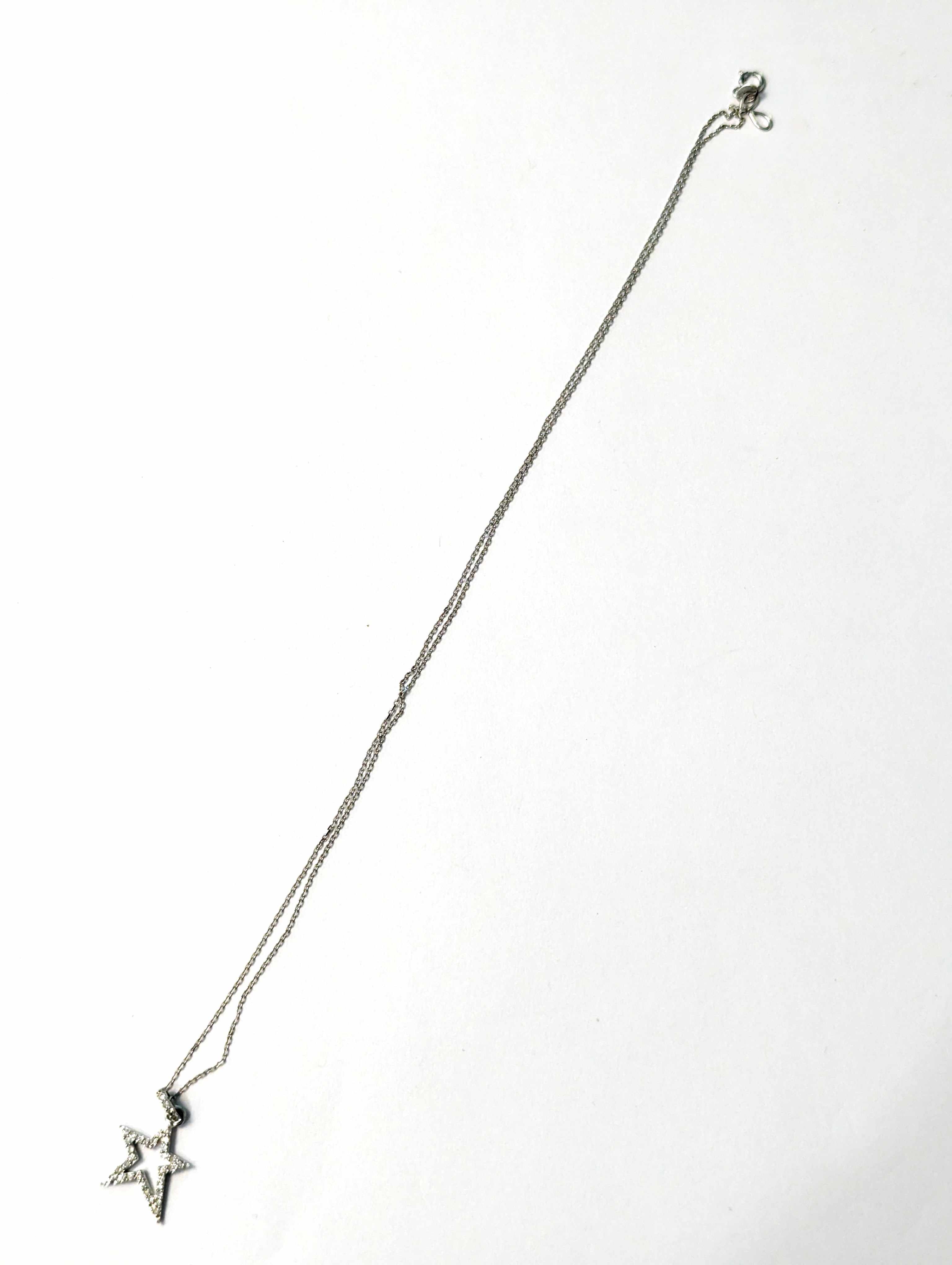 CHAINE en or gris (750) et PENDENTIF motif...