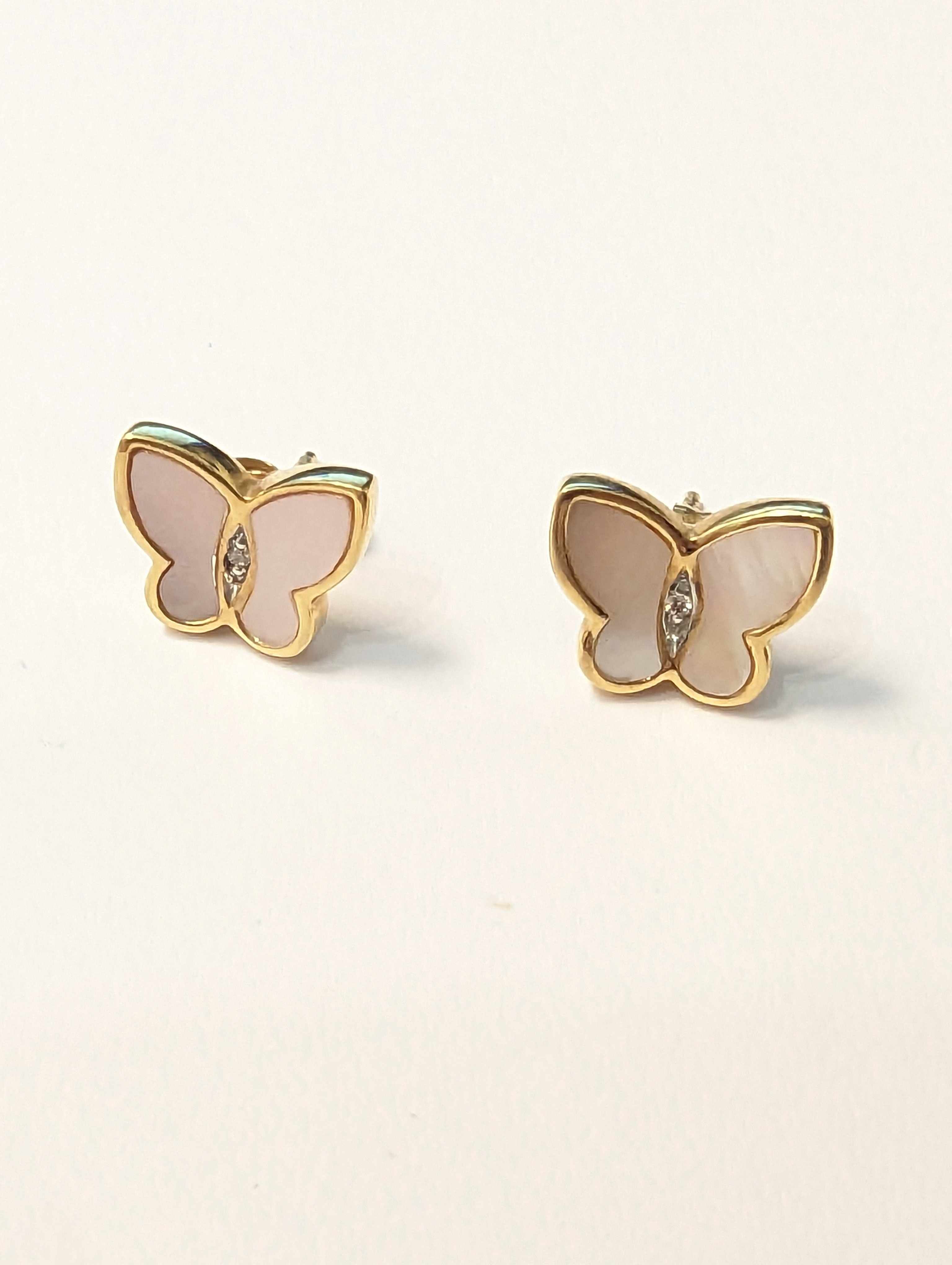 PAIRE DE PUCES D'OREILLES en or jaune (750)...
