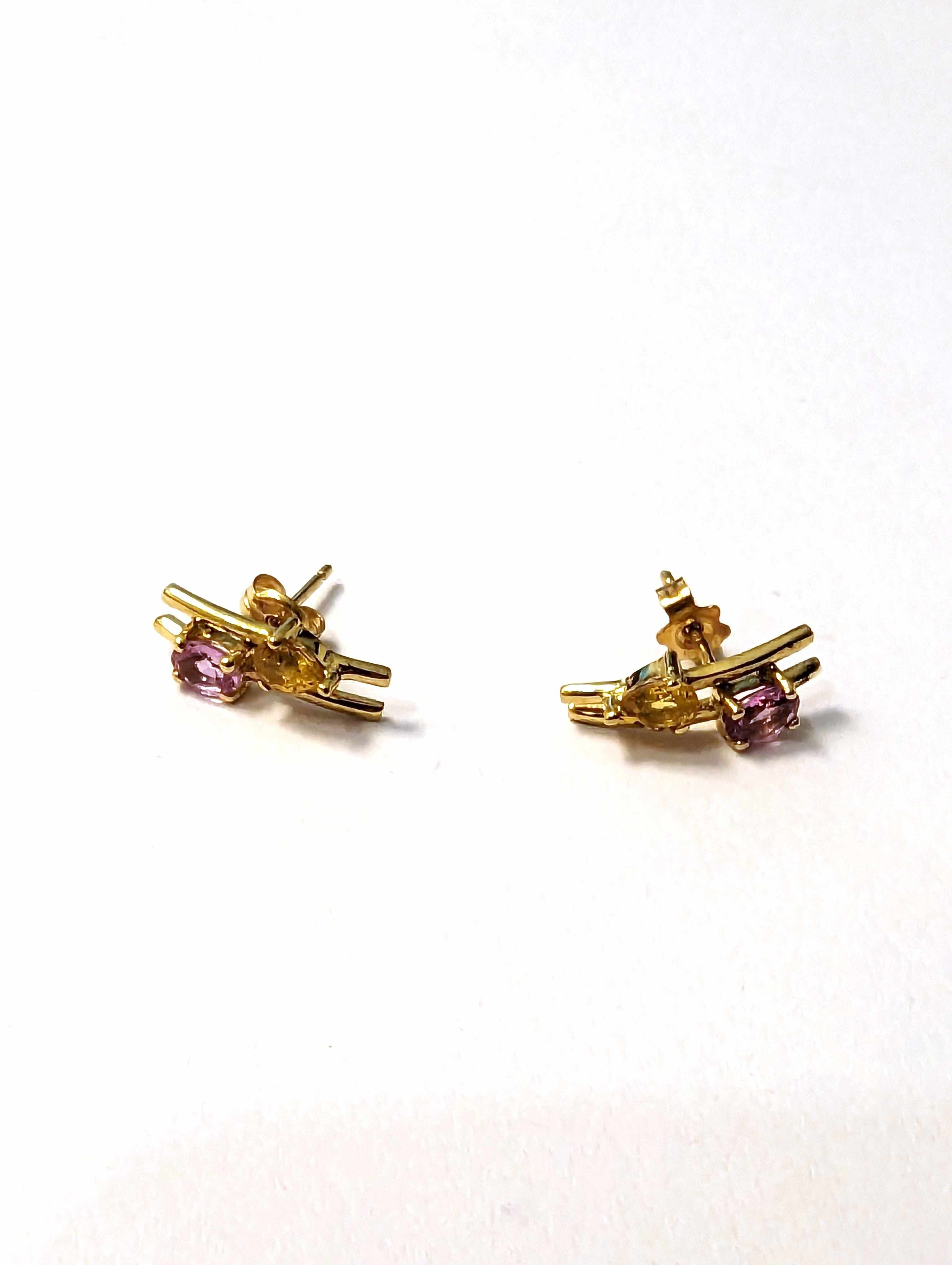 PAIRE DE PUCES D'OREILLES en or jaune (750)...